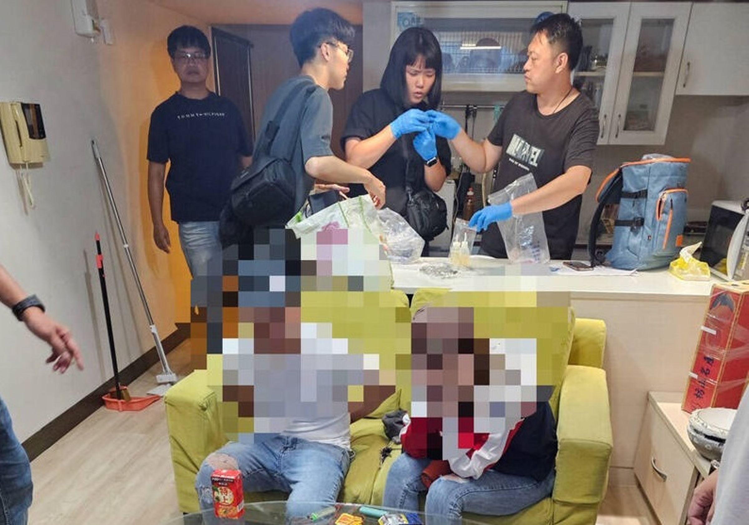 台中市刑大幹員一記擒抱制服馮姓毒販,押解他與蔡姓女友在其租屋處搜索,查扣大批毒品,市價約230萬。(翻攝畫面)
