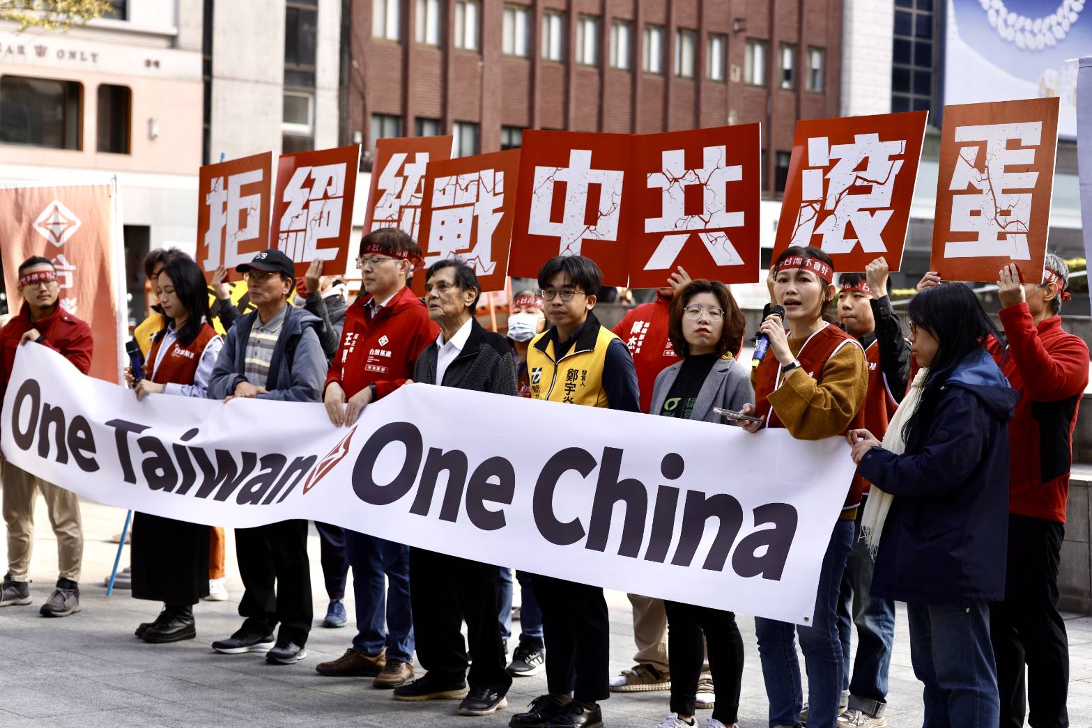 雙城論壇今在晶華酒店登場，台灣基進、綠黨、時代力量及獨派團體在場外抗議。