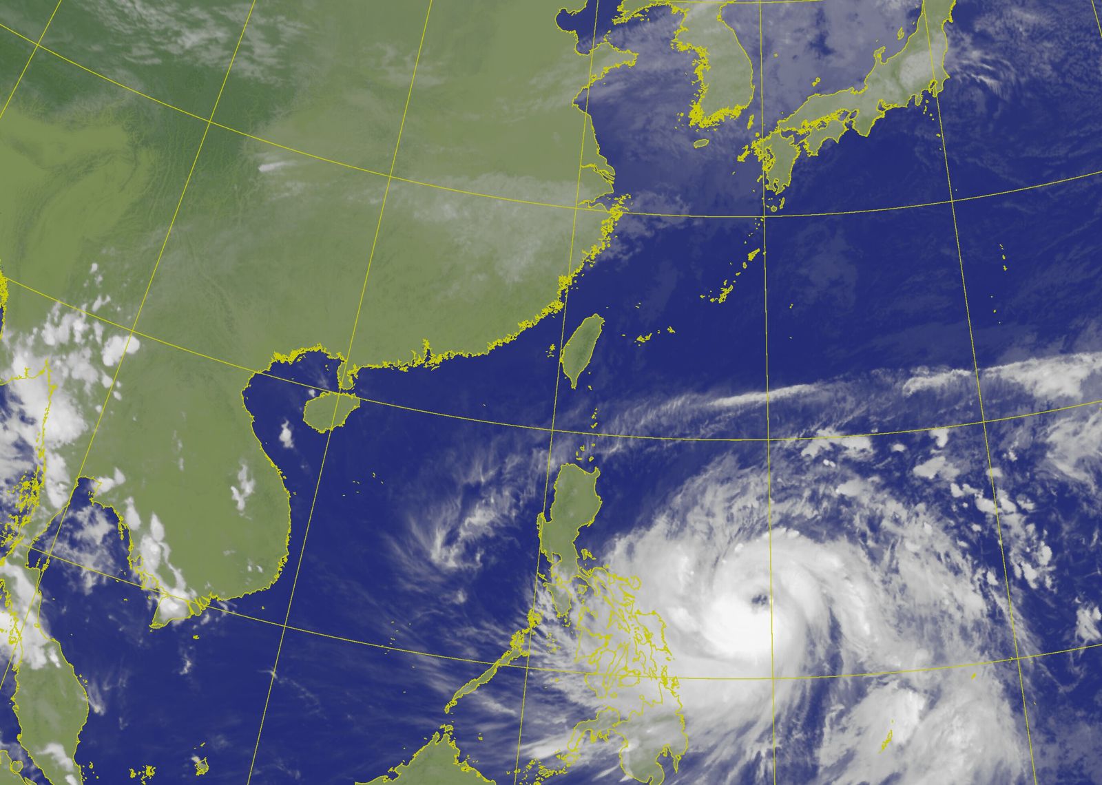 衛星影像曝光「鳳凰颱風清晰眼壁」明升格強颱 體型覆蓋菲律賓!面積大如台灣數倍