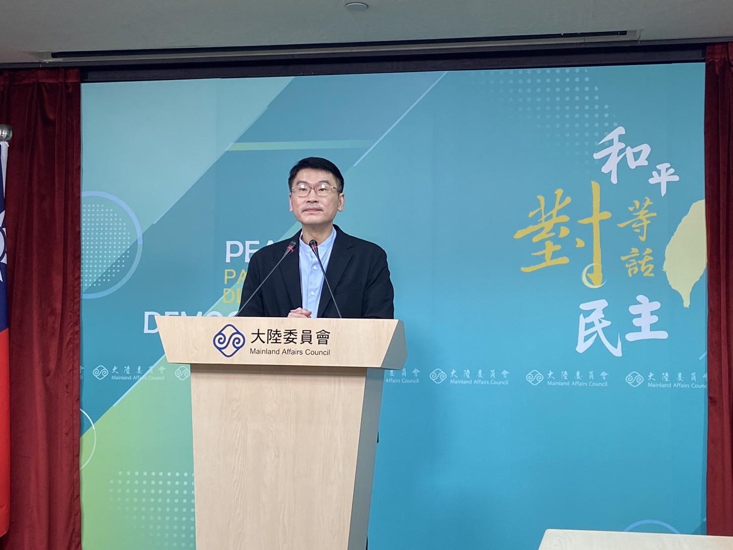 陸委會副主委梁文傑主持例行記者會。