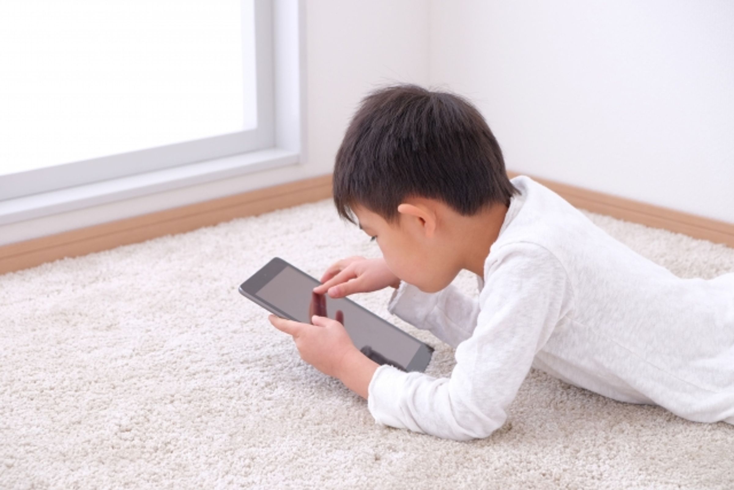 今年春節假期長達9天，家長們不妨把握這段親子相處時光，讓孩子減少接觸3C產品。（示意圖，photoAC）