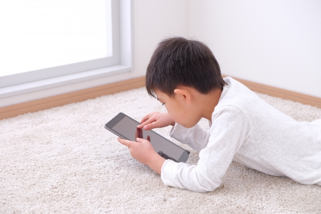 今年春節假期長達9天，家長們不妨把握這段親子相處時光，讓孩子減少接觸3C產品。（示意圖，photoAC）