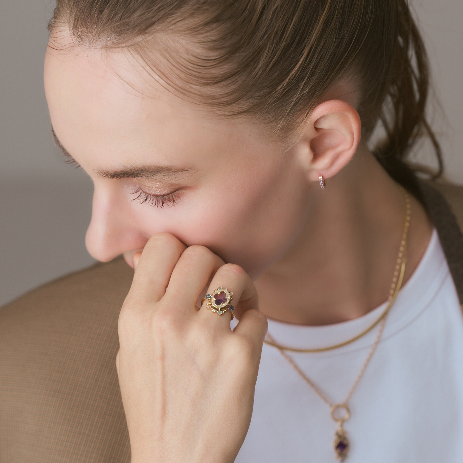 紫色彩繪玻璃戒指。NT$49,100（惇聚國際提供）