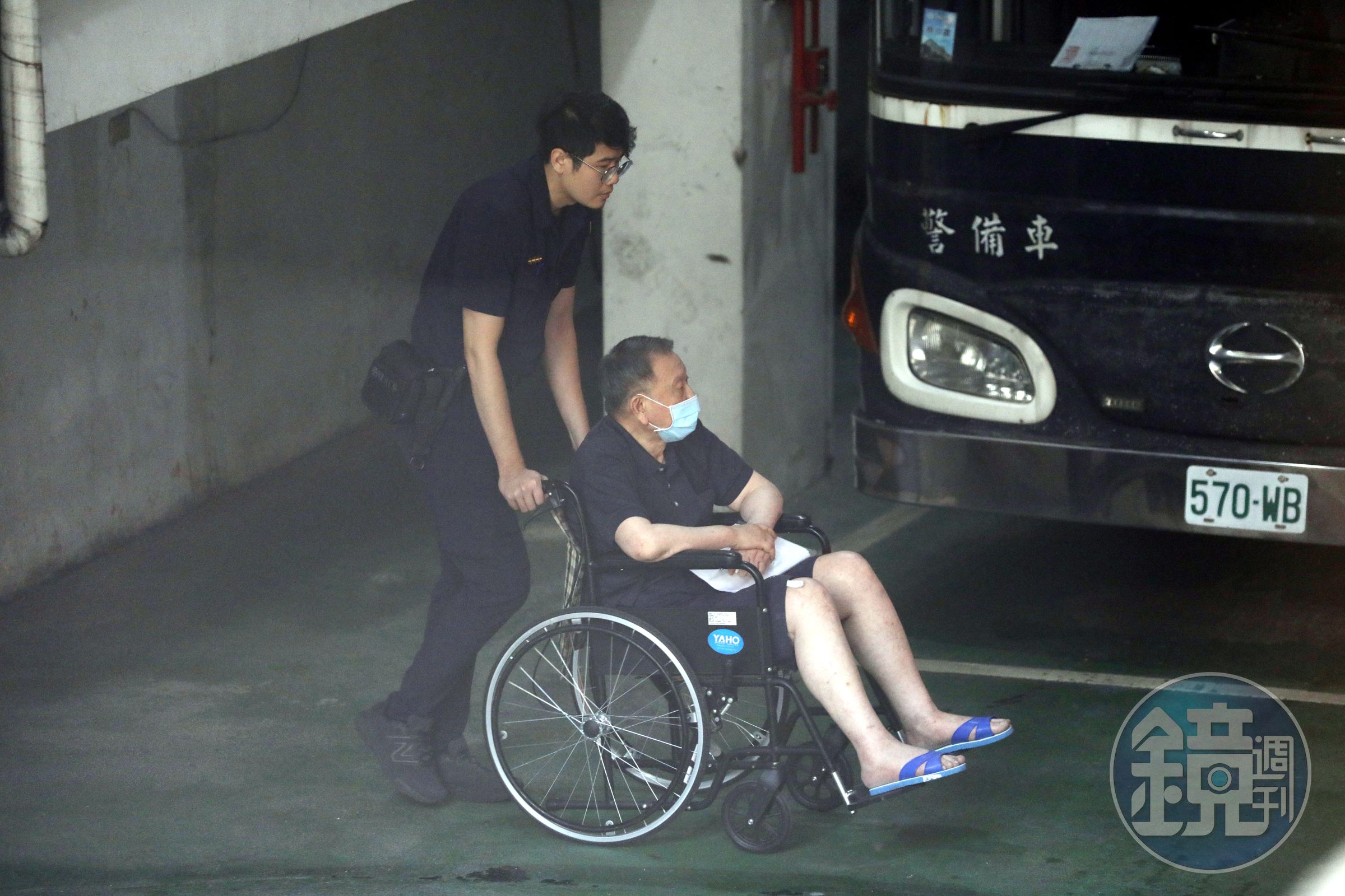 沈慶京先前被提訊時就以輪椅移動，近日再傳出他因全身抽搐而戒護送醫，已依照醫囑住院治療。
