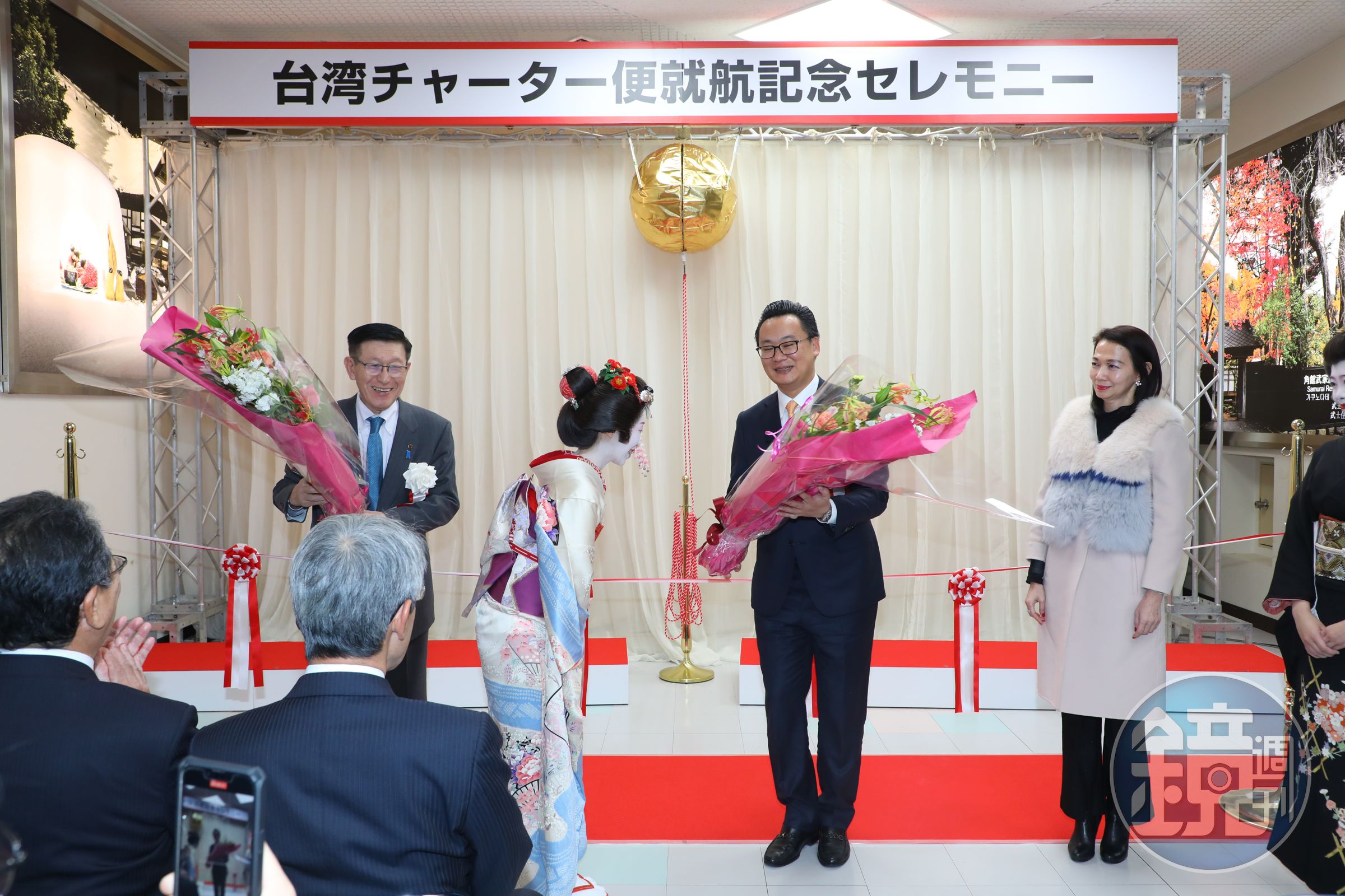 現場安排秋田藝妓獻花給台灣虎航董事長陳漢銘。