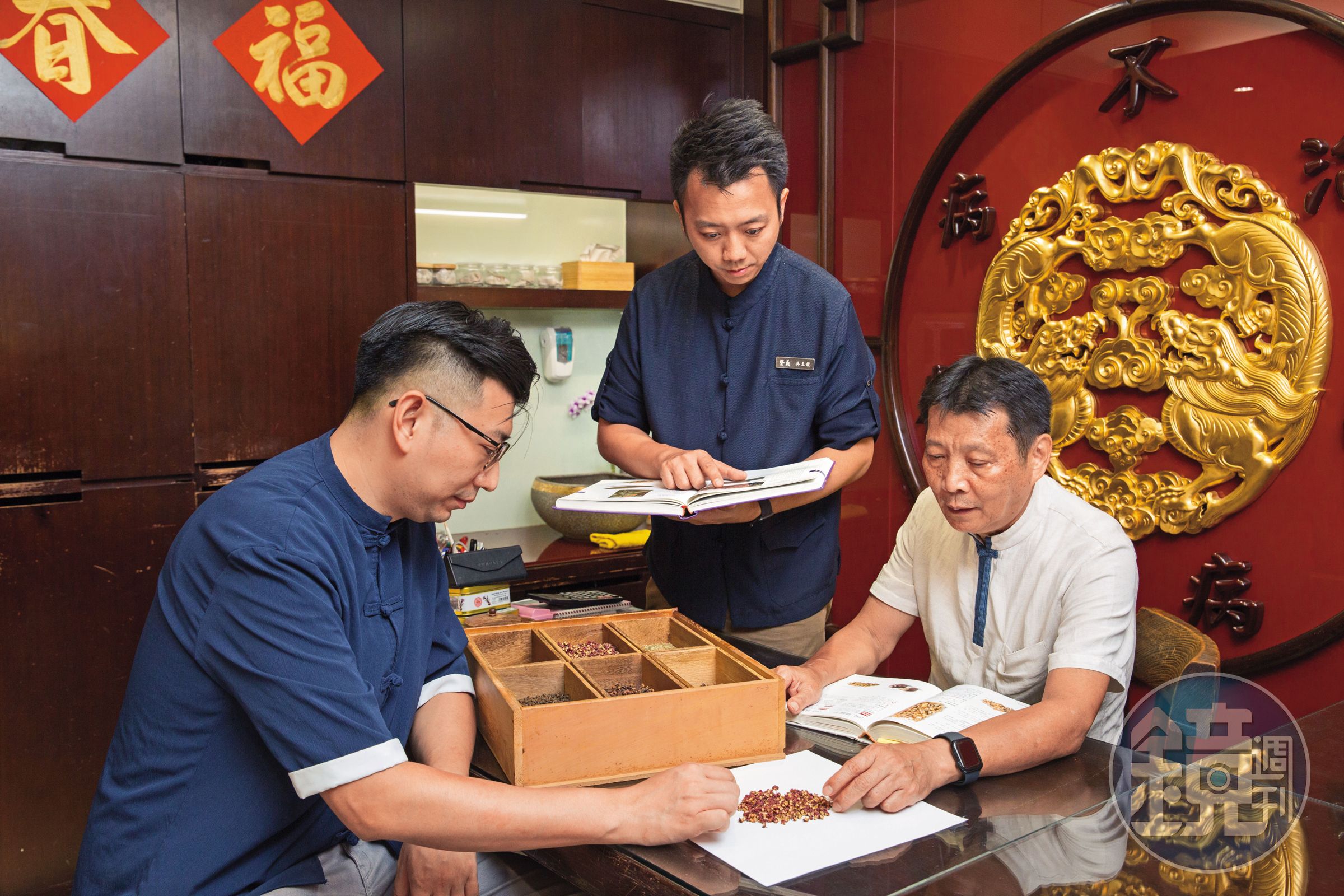 吳瀛洲(右)是店內的中藥活字典,兒子吳孟龍(中)與吳孟宸(左)常與他討論藥材應用。