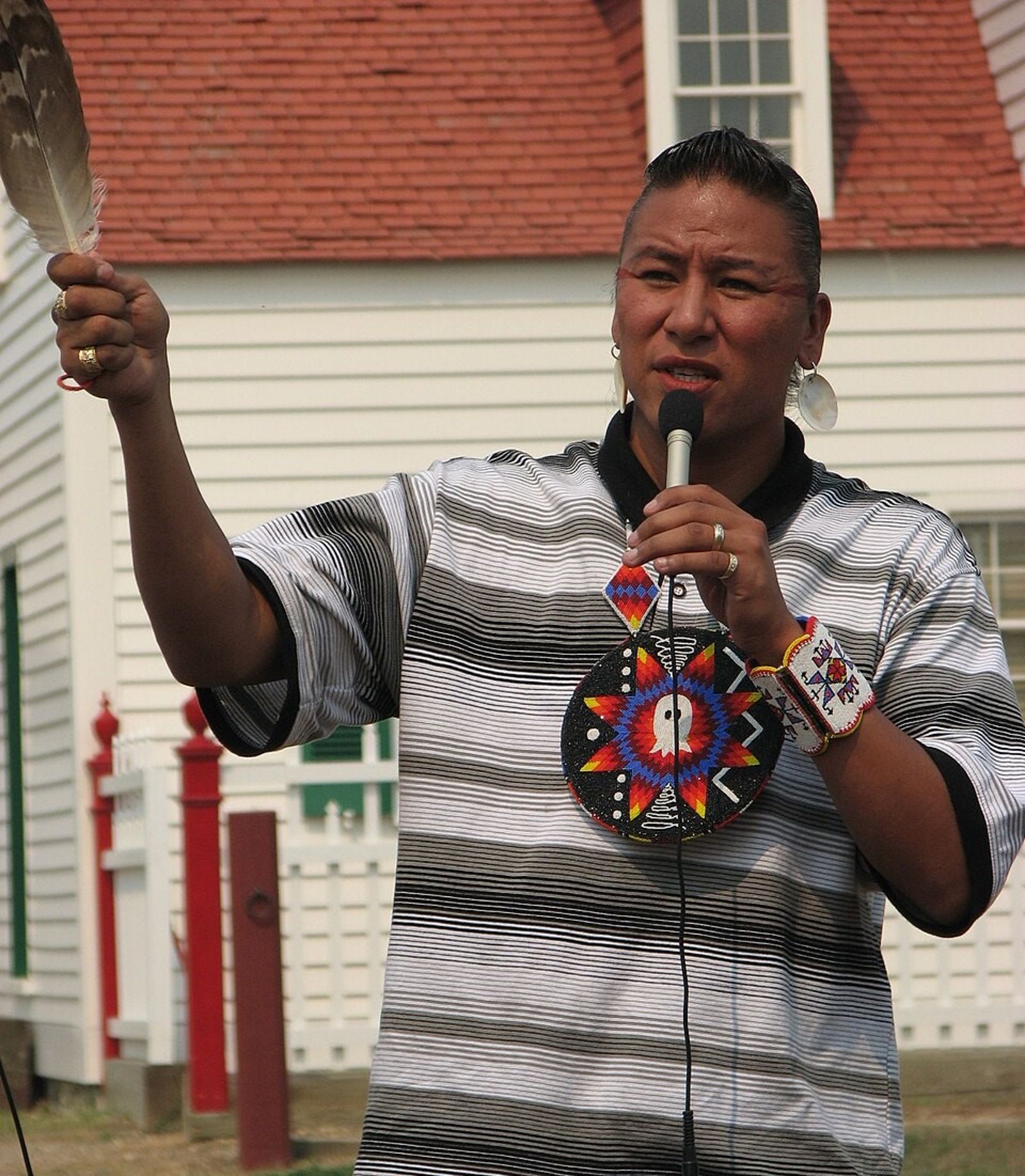 曾演出《與狼共舞》的好萊塢男星內森（Nathan Chasing Horse），假借巫師身分創立邪教性侵少女20年，2023年遭美警逮捕。（網路圖片）