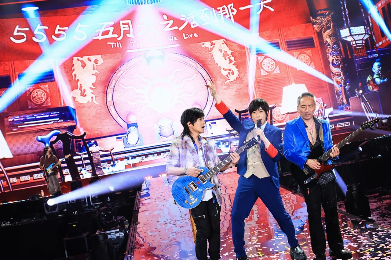 成大教授李忠憲發文分享看五月天演唱會，遭大批台派網友抨擊。（相信音樂提供）