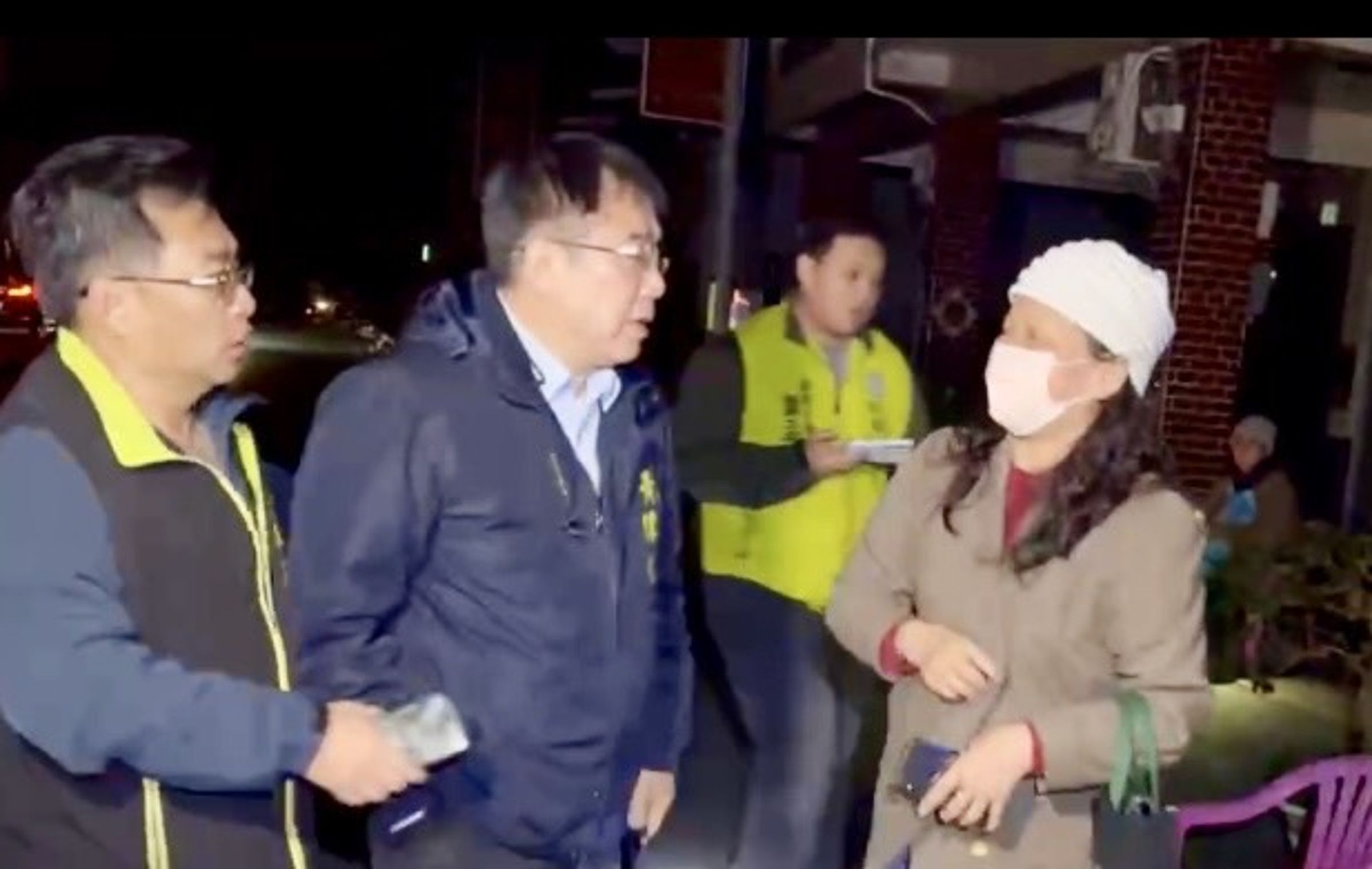 黃偉哲於地震後迅速趕赴楠西區災區現場了解狀況,並慰問災民。(台南市政府提供)