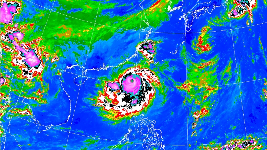 山陀兒升級為強烈颱風，中心風速來到每秒55公尺，7級風平均暴風半徑達220公里。（中央氣象署提供）
