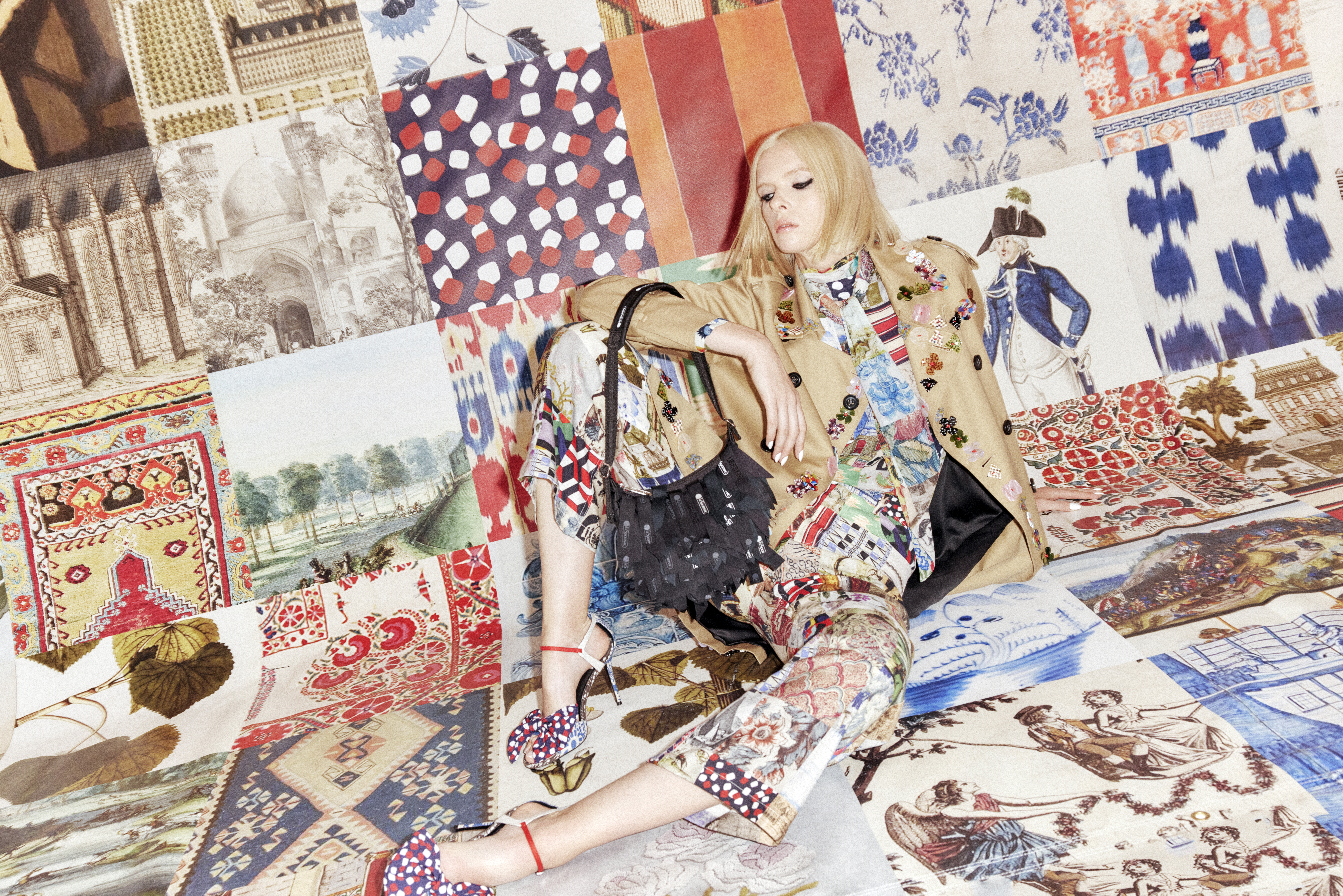 LeSportsac在歡慶50週年時，與LIBERTINE攜手合作，推出長達四季的聯名款。暗黑搖滾流蘇小型彎月包，NT$9,200。（藍鐘提供）