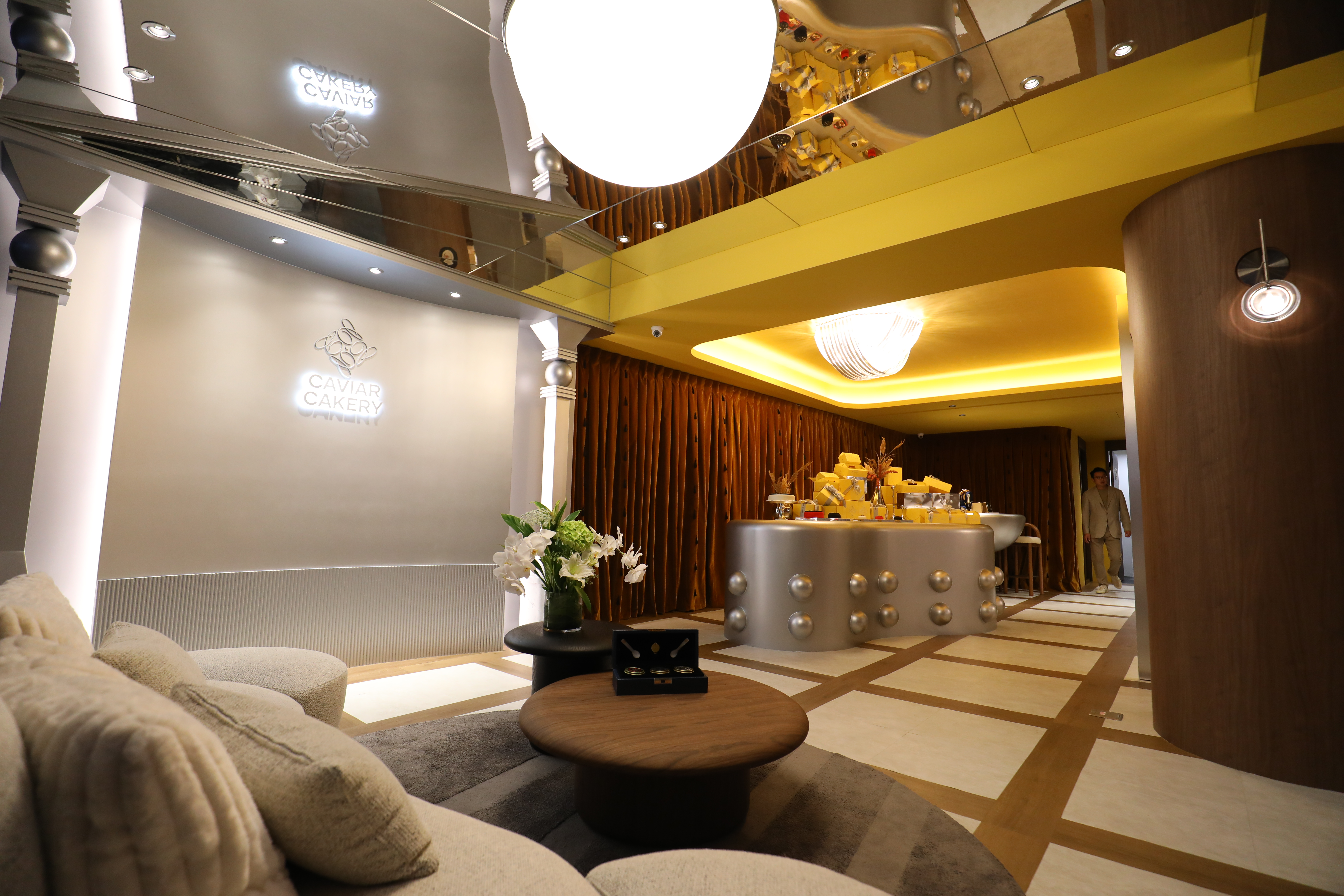 全新登場的「Royal Caviar Club, Taipei皇家魚子醬俱樂部」，打造低調奢華的展售空間。