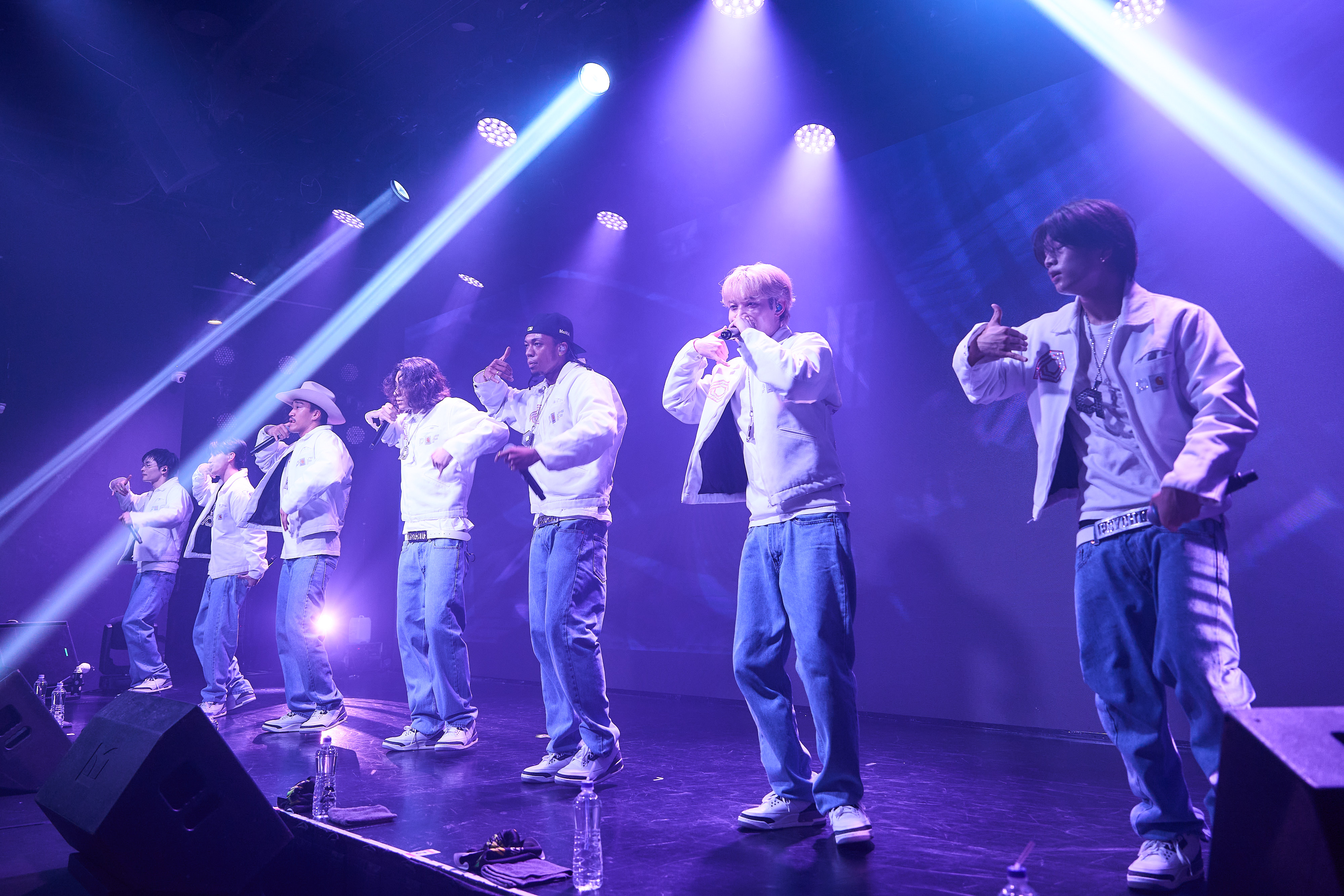 PSYCHIC FEVER from放浪一族昨（5/31）在台北舉辦首次見面會，左起中西椋雅、小波津志、劍、WEESA、JIMMY、渡邊廉與半田龍臣。（LDH 愛夢悅提供）