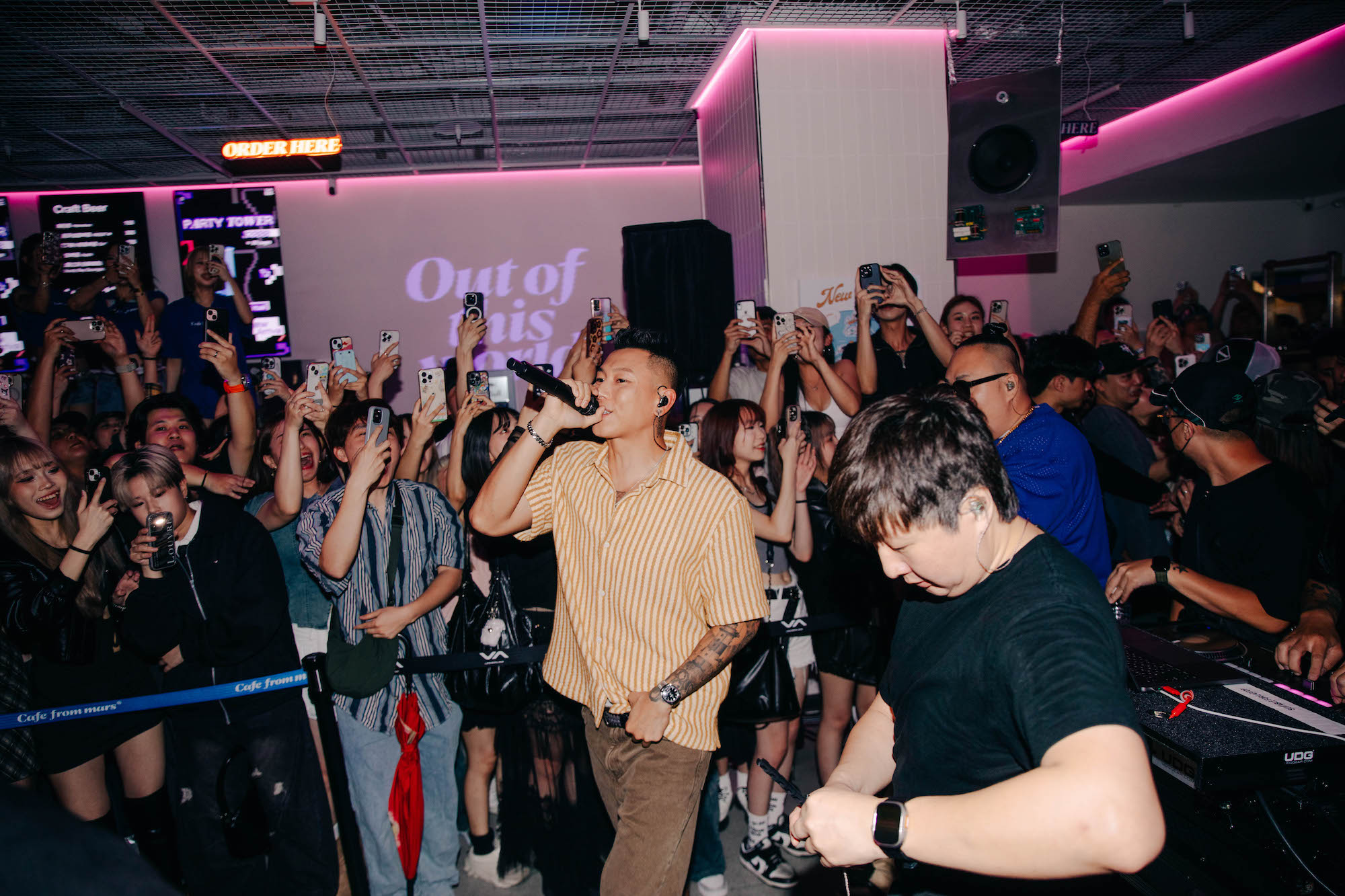 頑童MJ116昨（10日）在信義區快閃，現場氣氛嗨爆。（本色音樂提供）