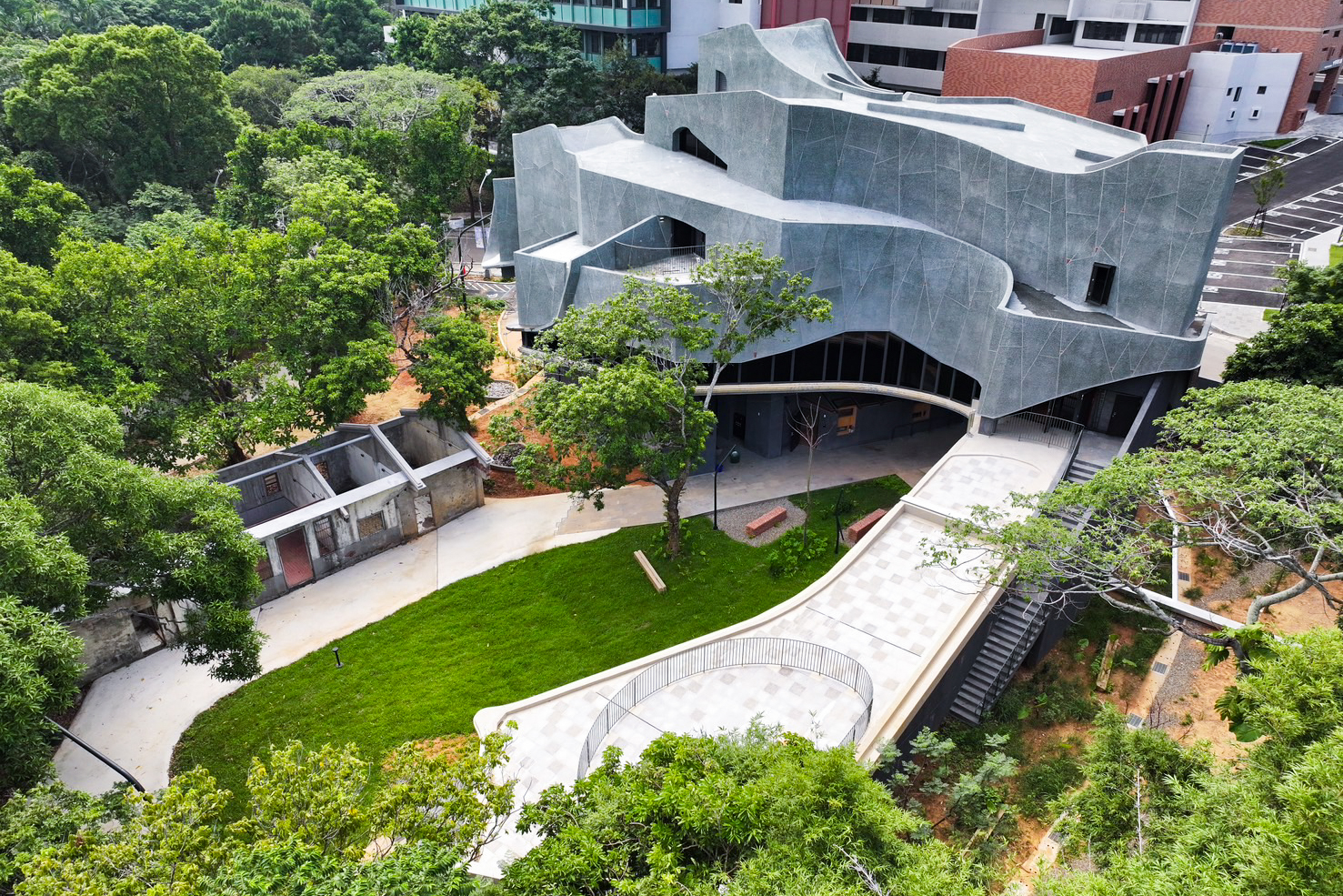 捷英文物館呈ㄇ形,納入老三合院,成為「新三合院」。(清華大學提供)