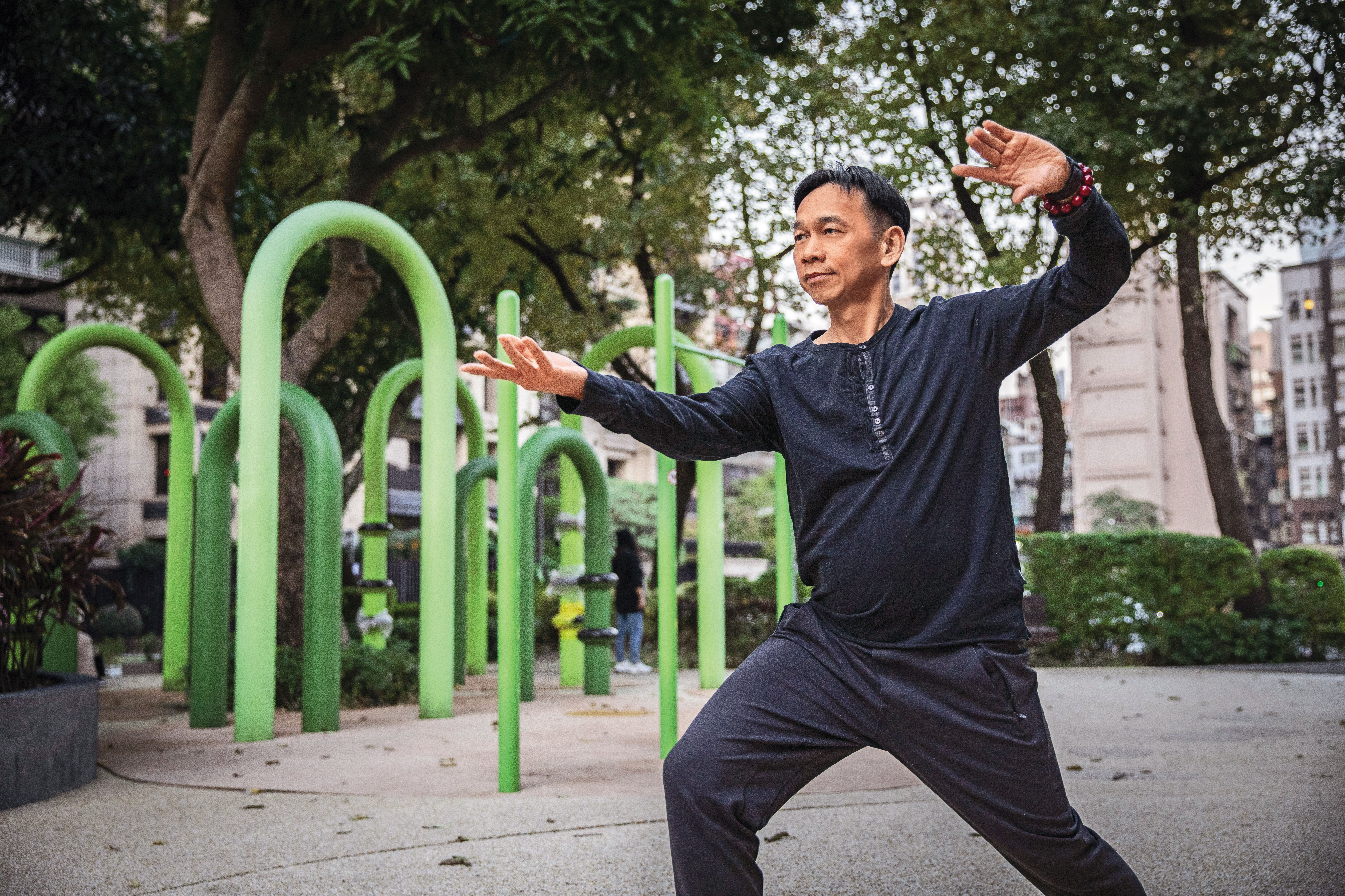 每週二傍晚，張錫會帶著前同事及社區民眾練太極拳，練心也練耐力。