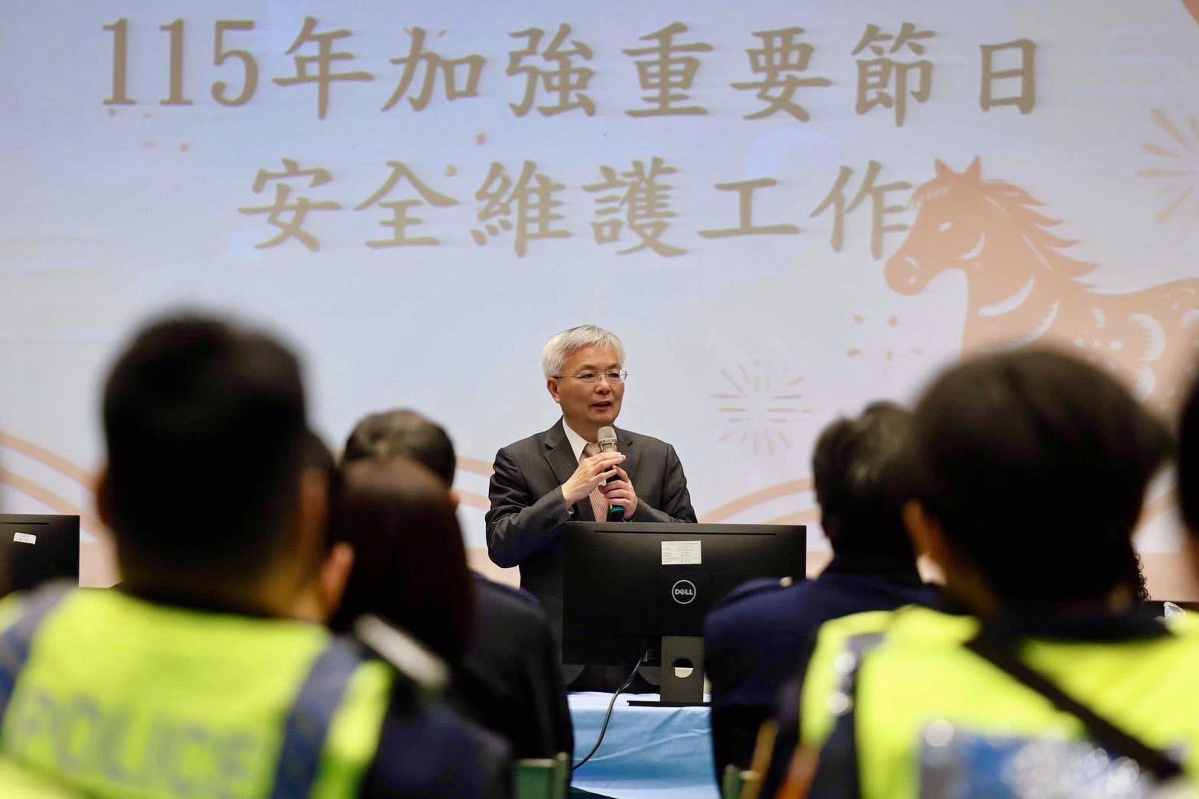 警政署長張榮興勤走第一線慰問警察同仁，表達感謝與勉勵。（翻攝臉書「NPA 署長室」）