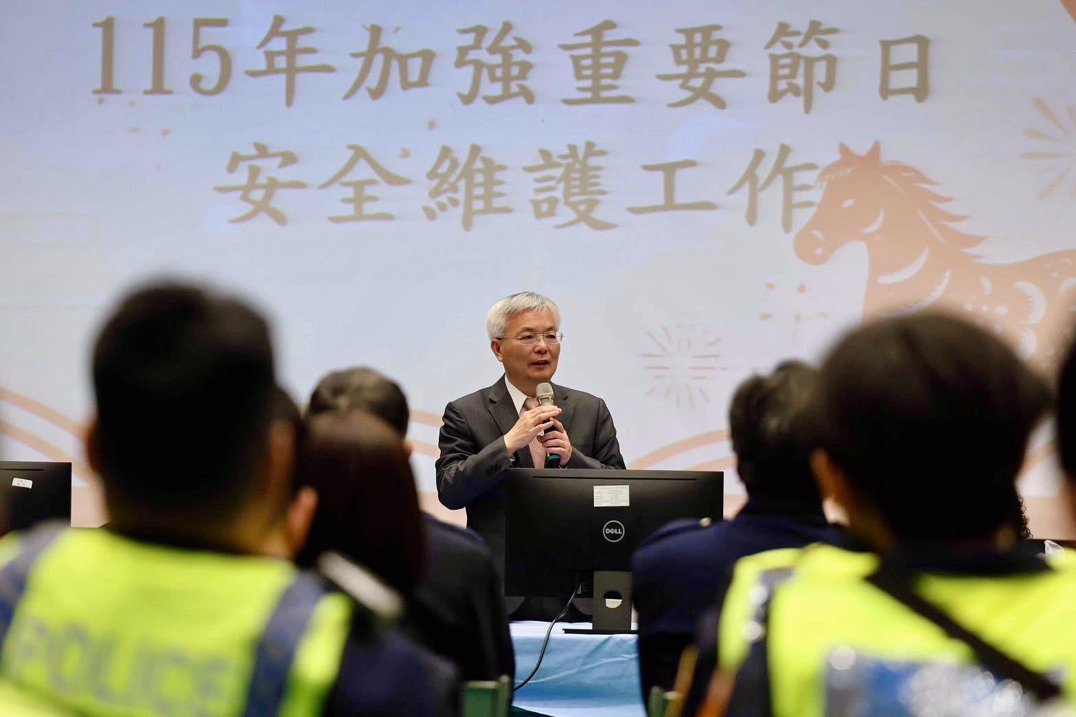 警政署長張榮興勤走第一線慰問警察同仁,表達感謝與勉勵。(翻攝臉書「NPA 署長室」)