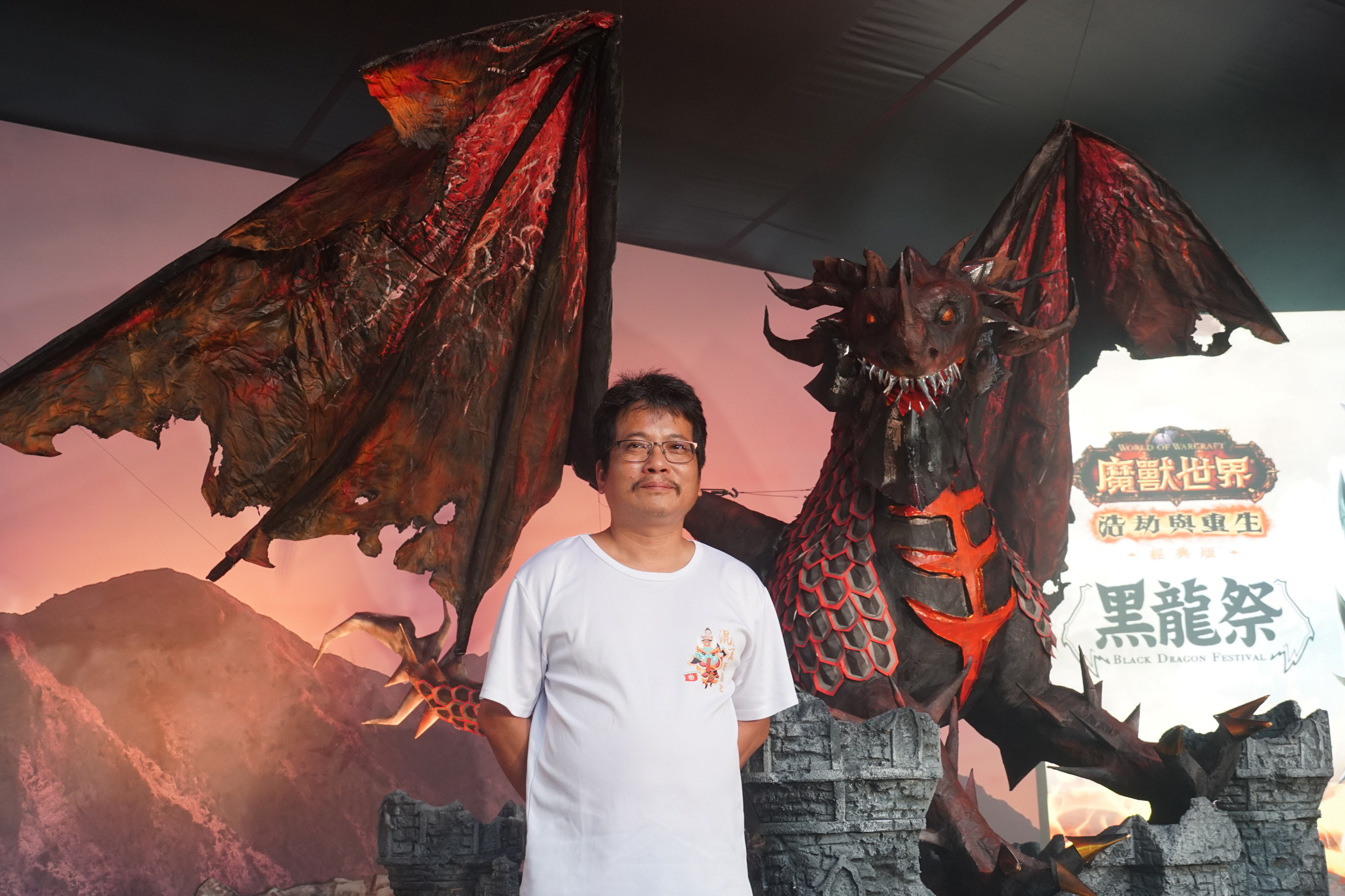 黑龍雕像─「糊紙死亡之翼」由國家級糊紙藝師陳志良費時2個月半打造，他近日受邀從高雄北上，分享製作心得。