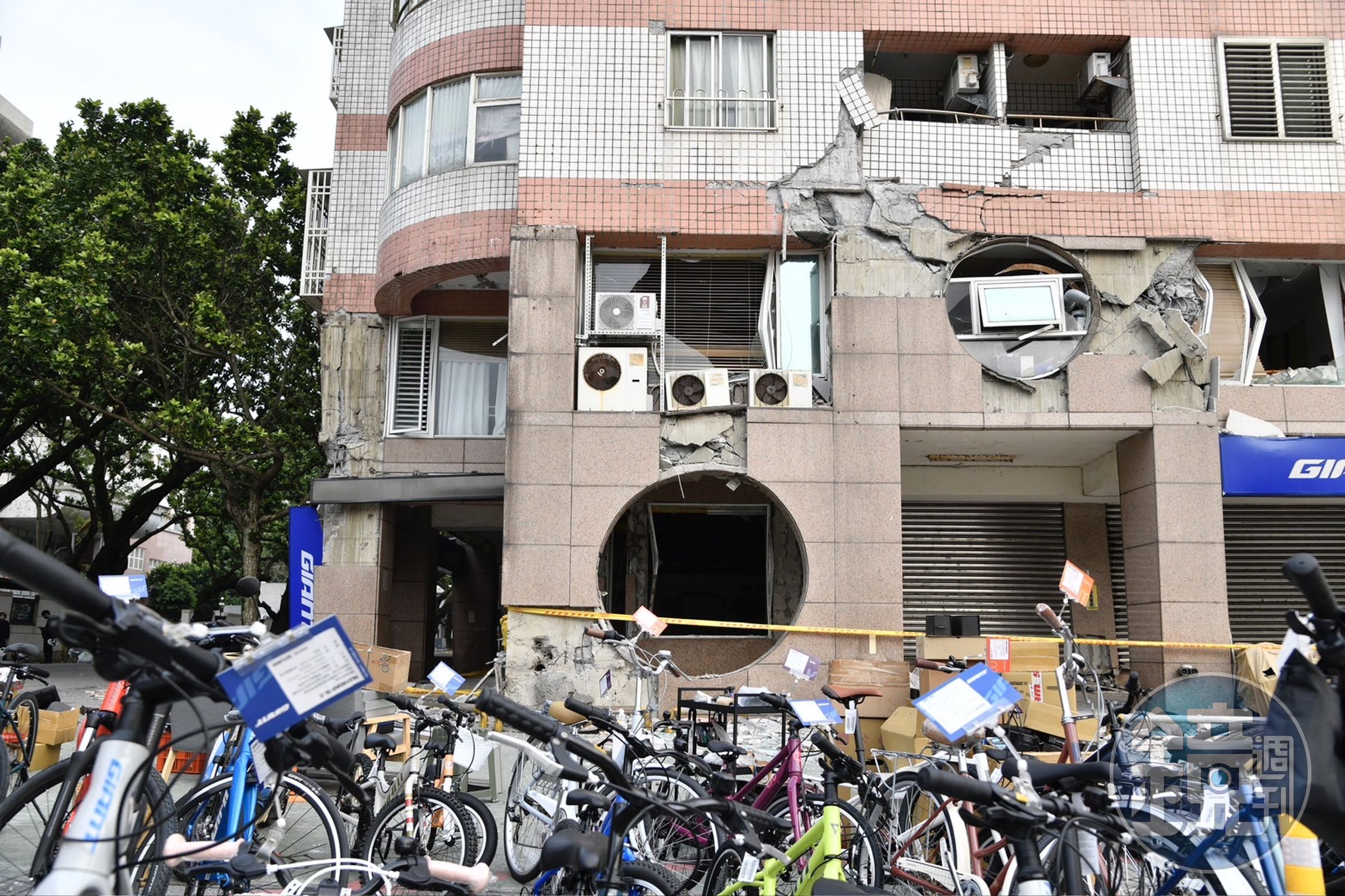 花蓮強震後全台已至少42件建物遭列紅單,若民眾對自家房屋有安全疑慮,可洽詢當地建管單位,請專業技師進行評估。圖為花蓮明禮路統帥大樓。