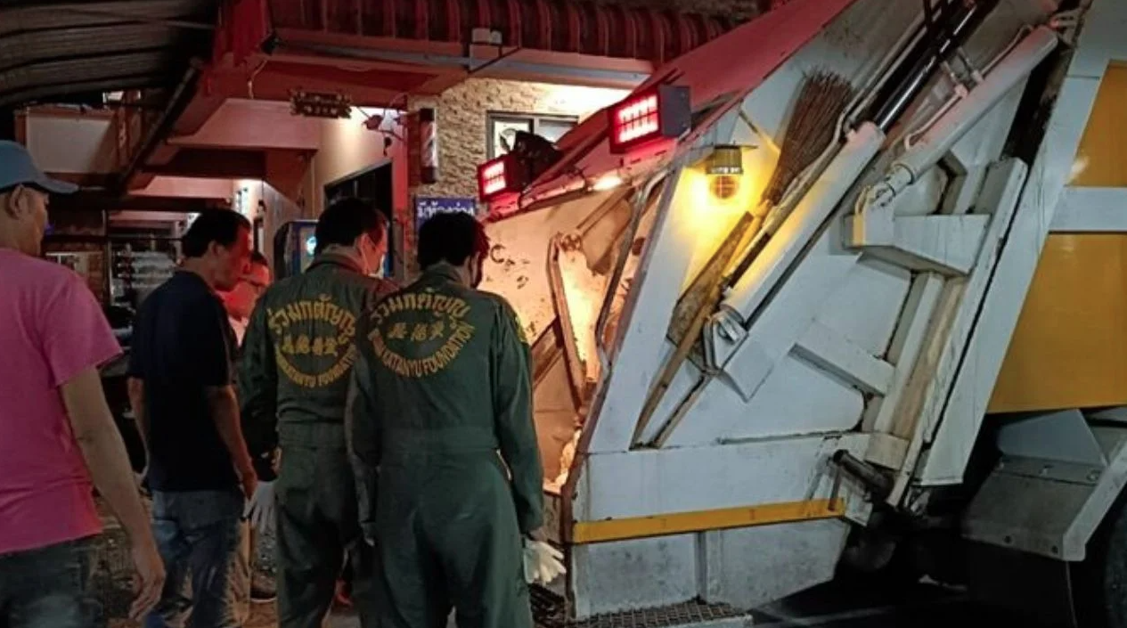 泰國一名垃圾清運員在垃圾中發現男嬰屍。（翻攝泰媒The Thaiger）