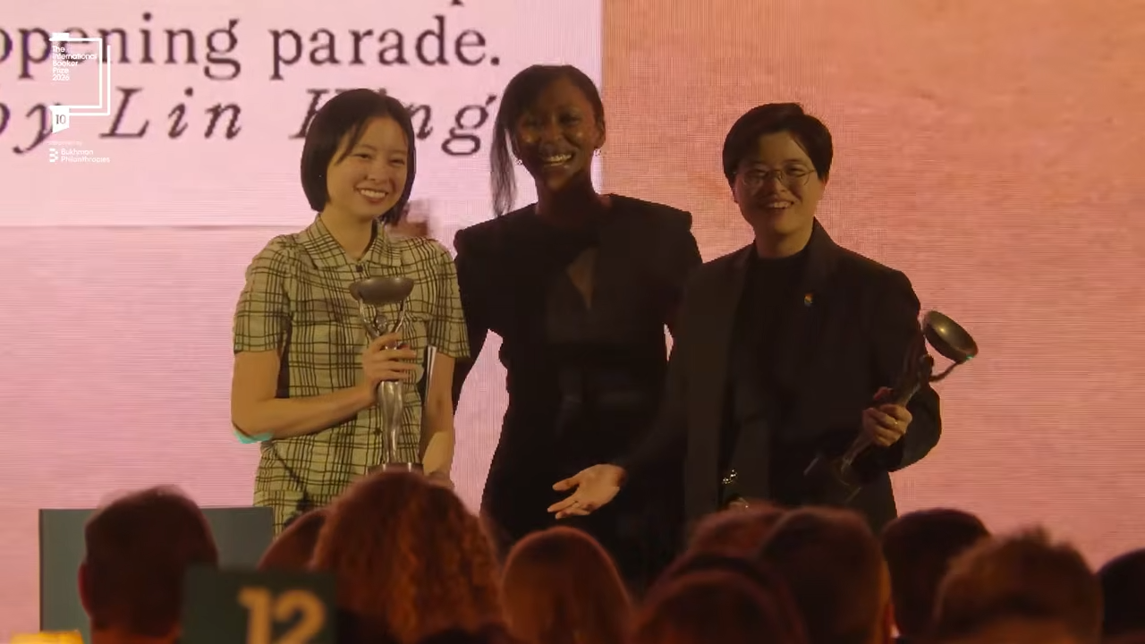 楊双子（右）與譯者金翎（左）獲頒本屆國際布克獎殊榮。（翻攝自YouTube  The Booker Prizes）