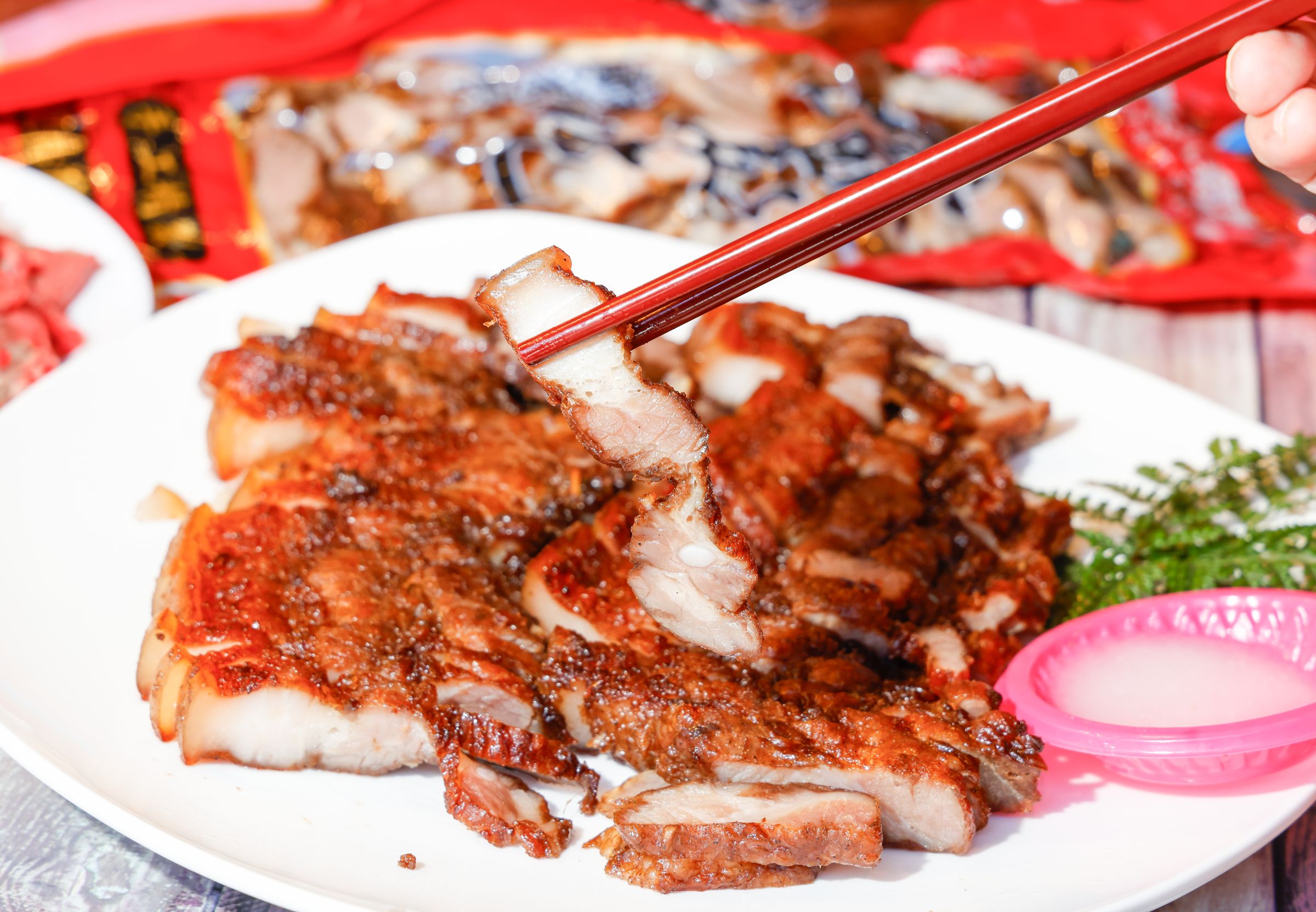 「噹好吃鹹豬肉」的鹹豬肉外皮酥脆、肉質軟嫩,風味十足。