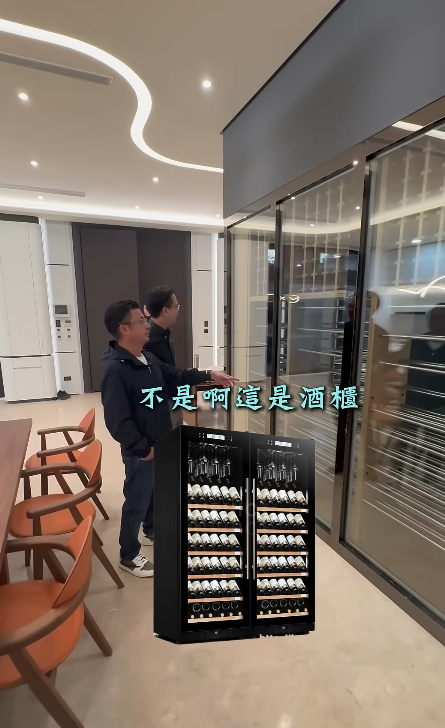 彰化縣議長謝典林開箱自家豪宅，家中有一整面酒櫃。（翻攝自億百豪森 YT頻道）