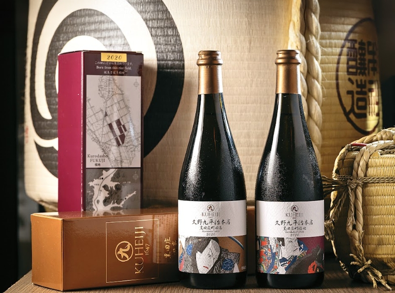 久野九平治本店專門生產可陳放的清酒，「田高」（左）與「福地」（右）酒瓶上標示的2020年，指的是使用該年收穫的水稻釀製。（皆350元／單杯）