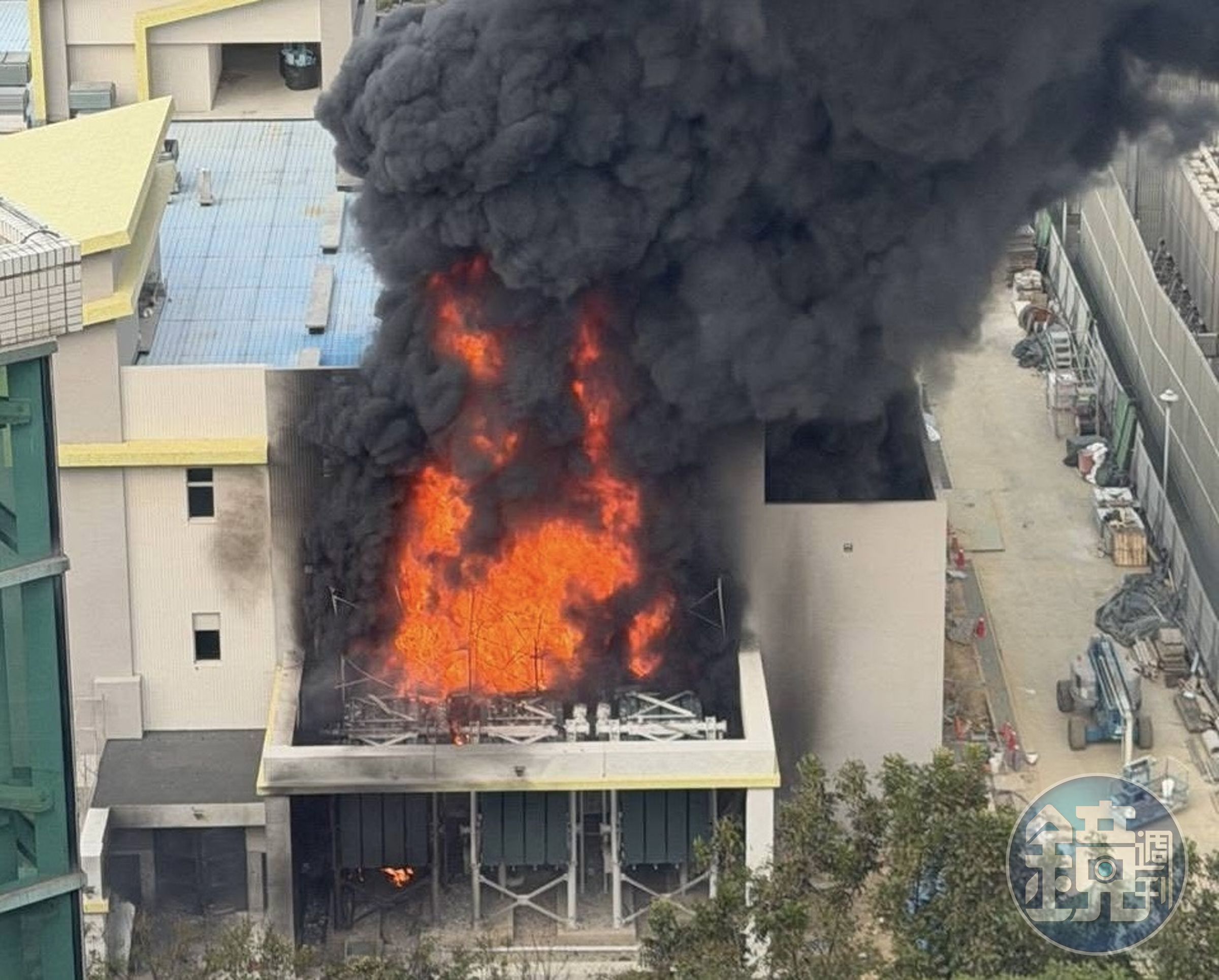 竹園超高壓變電所突發火警,現場黑煙竄出、吞噬天際,並釀成3人送醫。(讀者提供)