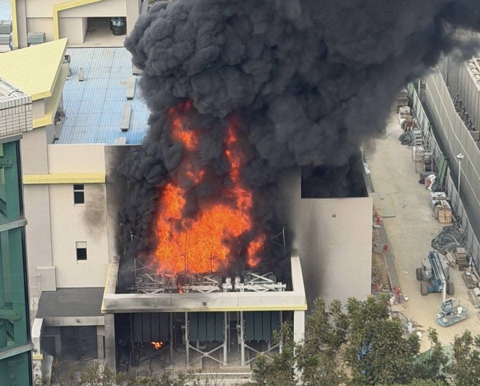 竹園超高壓變電所突發火警，現場黑煙竄出、吞噬天際，並釀成3人送醫。（讀者提供）