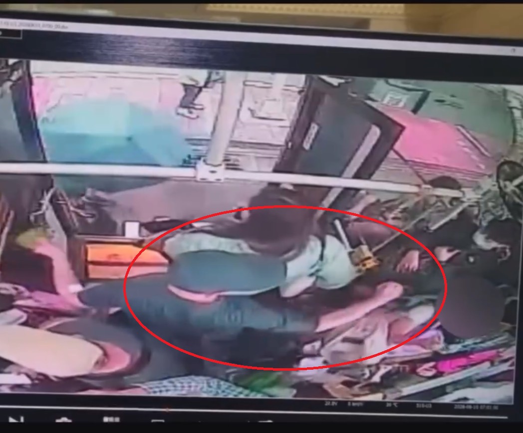 一名中年男子(紅圈)在公車上襲擊女高中生,臨下車時還用傘猛戳女生肩膀致傷。翻攝畫面