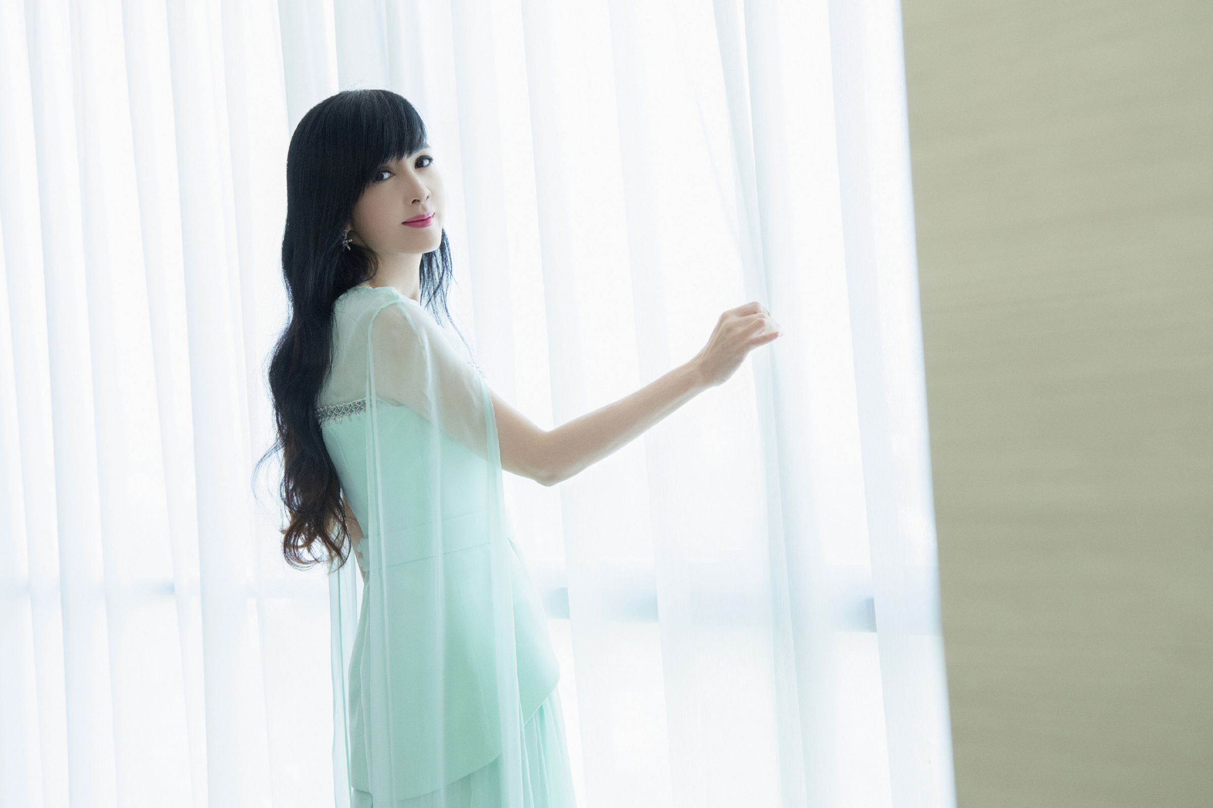 「玉女掌門人」周慧敏昨(10日)度過57歲生日,保養得宜的她看起來就像只有30幾歲。(周慧敏微博)