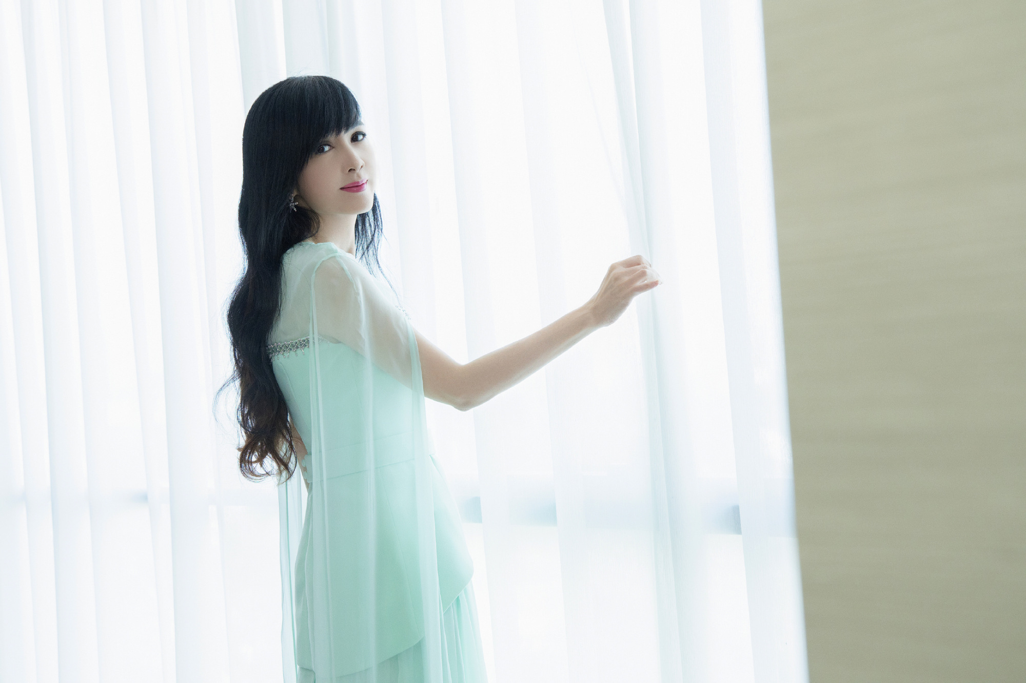 「玉女掌門人」周慧敏昨（10日）度過57歲生日，保養得宜的她看起來就像只有30幾歲。（周慧敏微博）