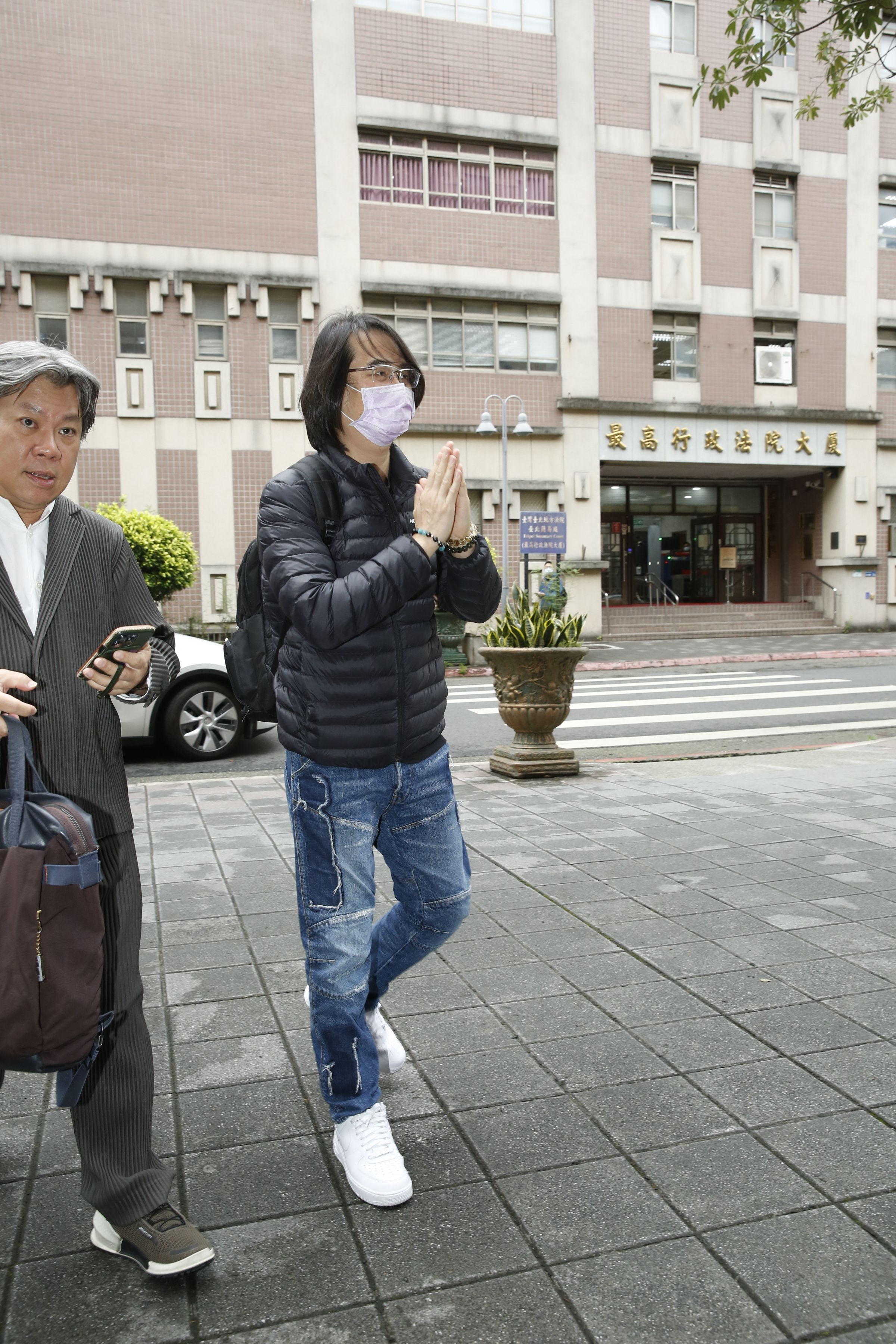 陳建寧在律師陪同下到場。