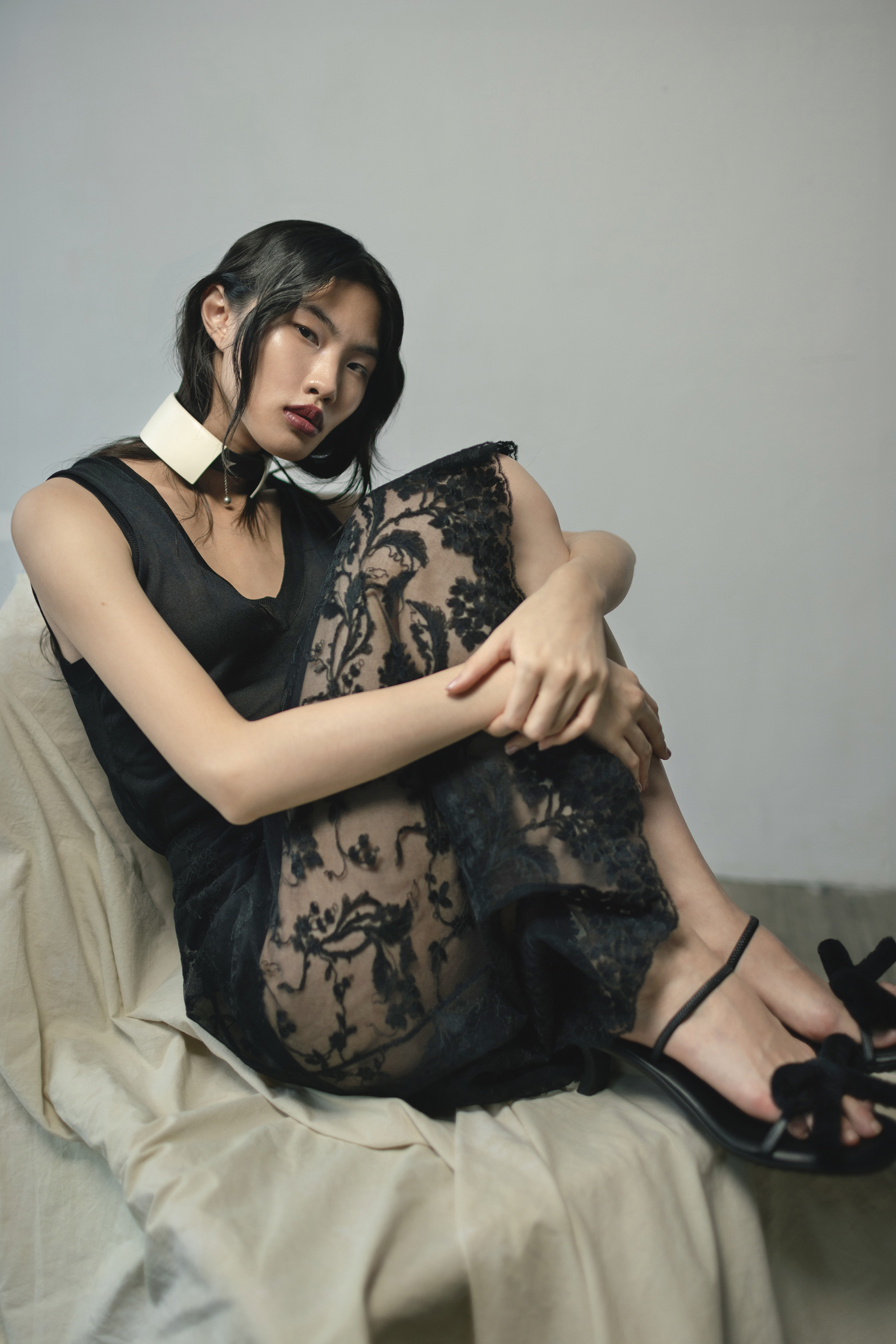 黑色針織背心 價格店洽 by Fendi/黑色蕾絲過膝裙 價格店洽 by Fendi/黑色蝴蝶結高跟涼鞋 價格店洽 by Loewe/黑色領圍 價格店洽 by Fendi