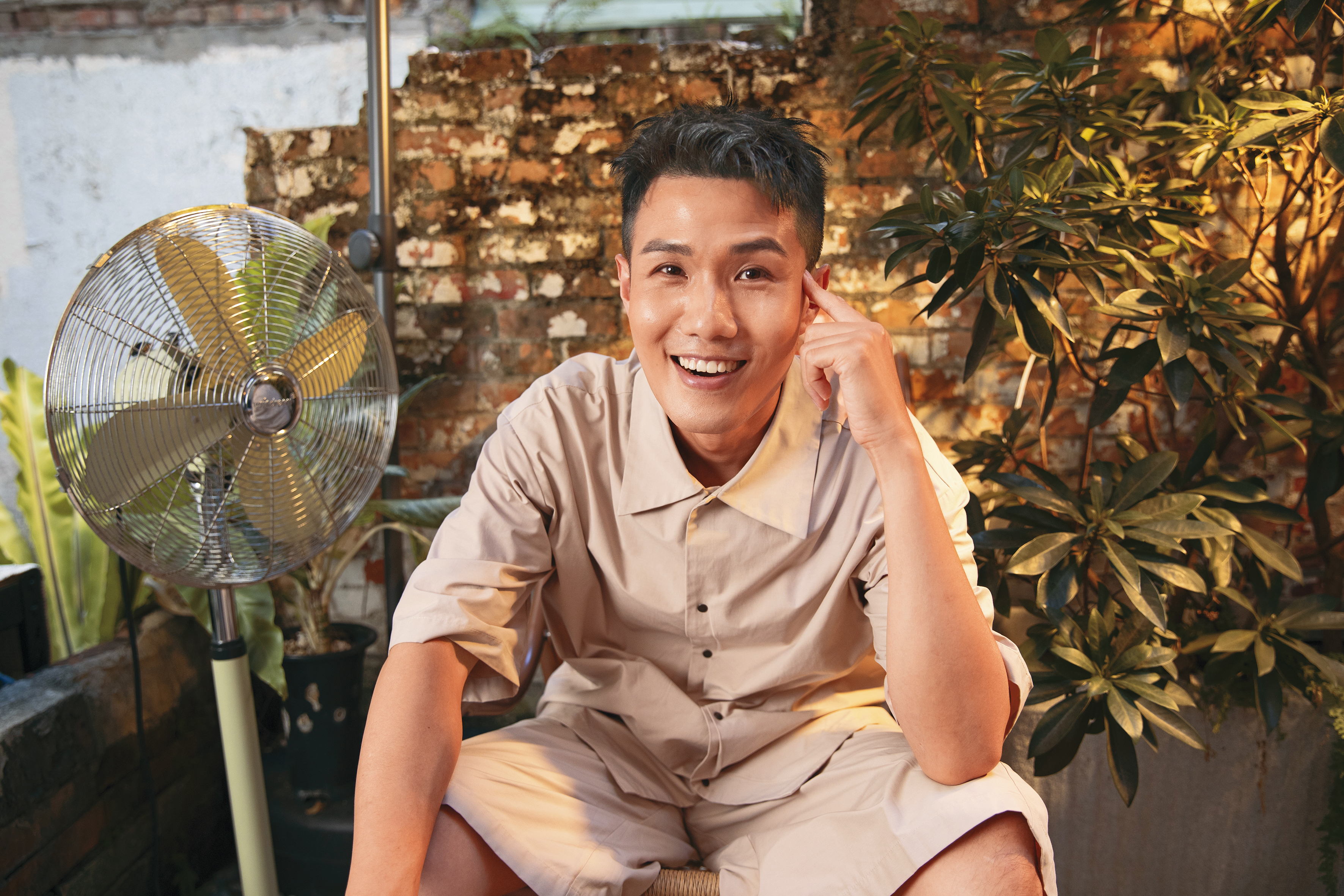 宮能安熱愛表演，看電影時會同步模仿演員的動作，還會無數次重播喜愛的片段。