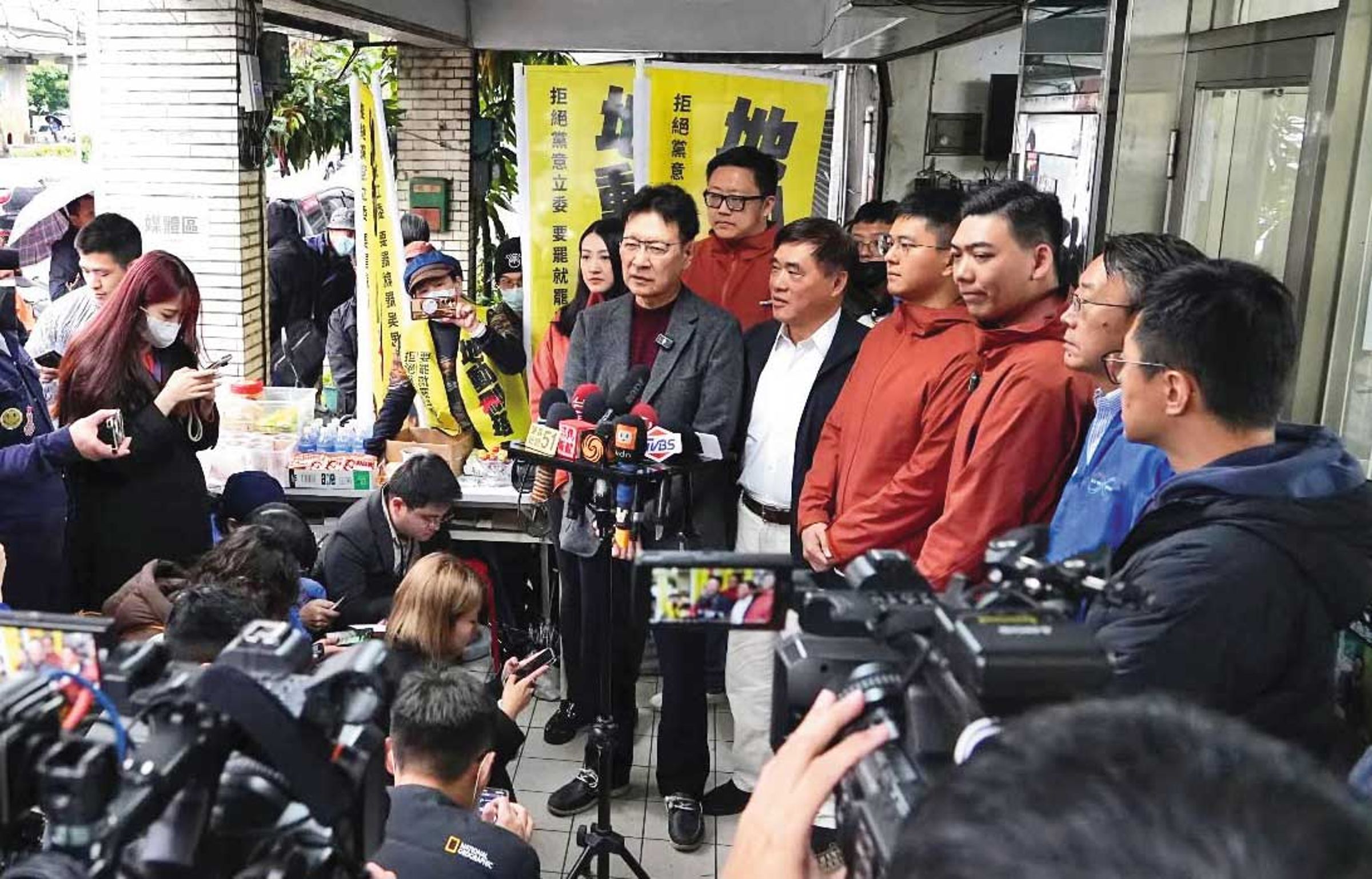 罷免雙吳青年軍捲入死人連署風波,北檢啟動調查,反激起藍軍不滿。(翻攝賴苡任臉書)