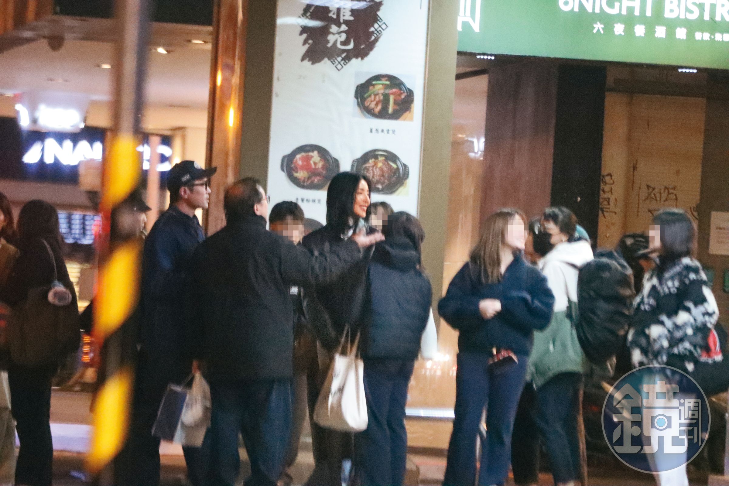 1月15日20時45分，殺青酒宴結束後，楊謹華（右三）和張孝全（左一）等人在餐廳外聊天。