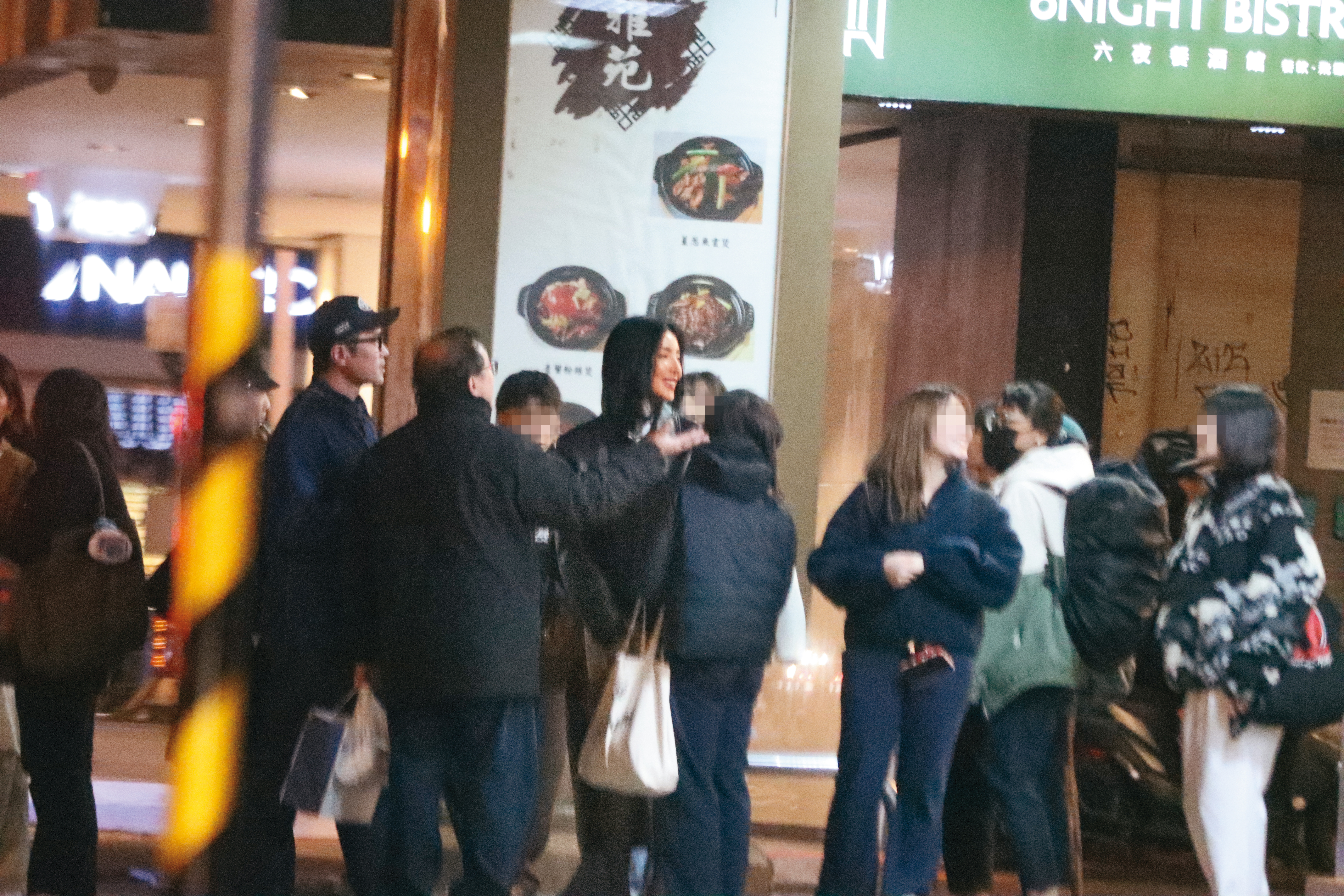 1月15日20時45分，殺青酒宴結束後，楊謹華（右三）和張孝全（左一）等人在餐廳外聊天。