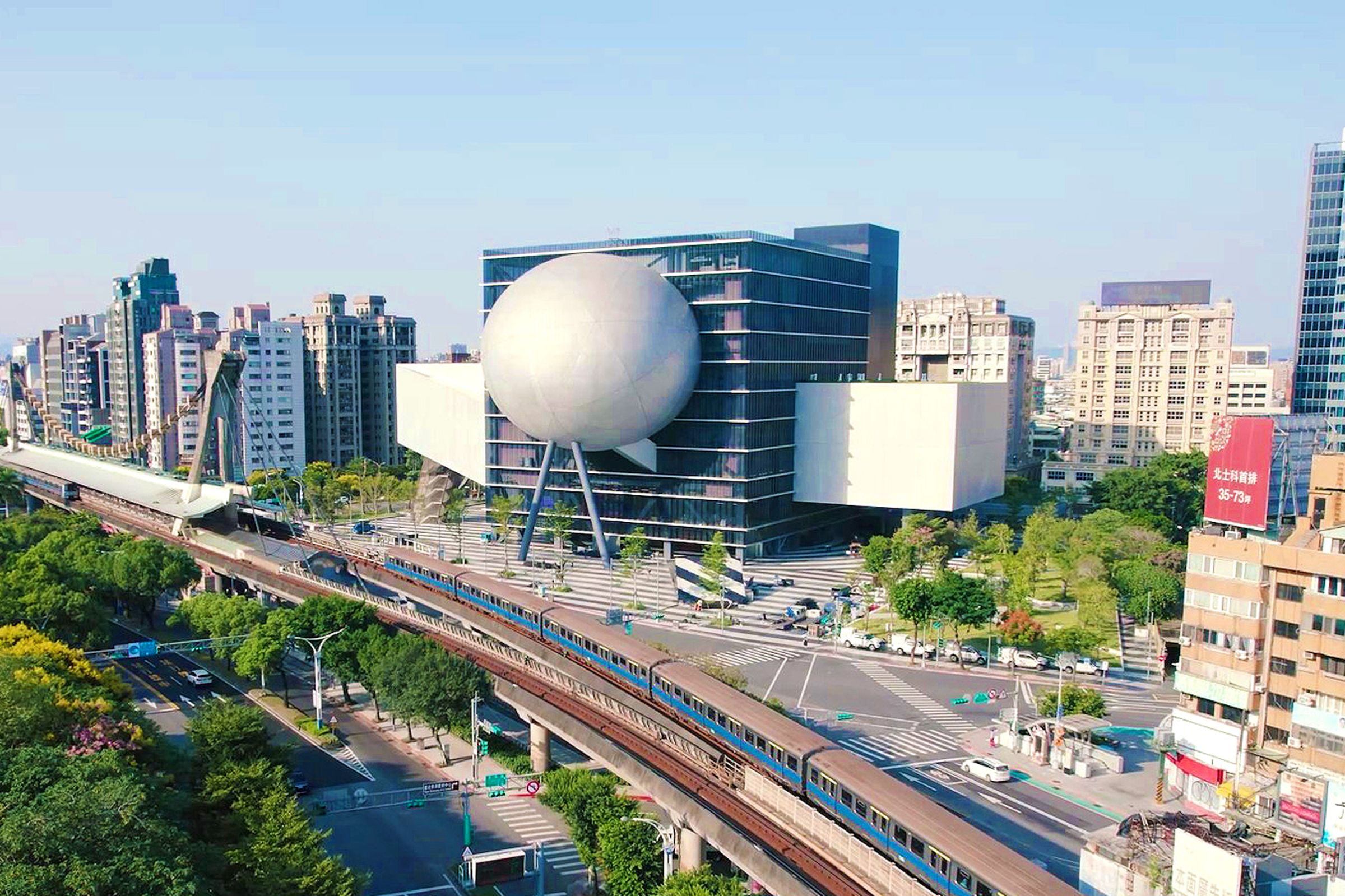 由荷蘭OMA建築事務所設計、安倉營造上場救援竣工的台北表演藝術中心，設計靈感來自於火鍋料，奇特又很接地氣的外觀，已成為台北士林區的地標。（安倉提供）