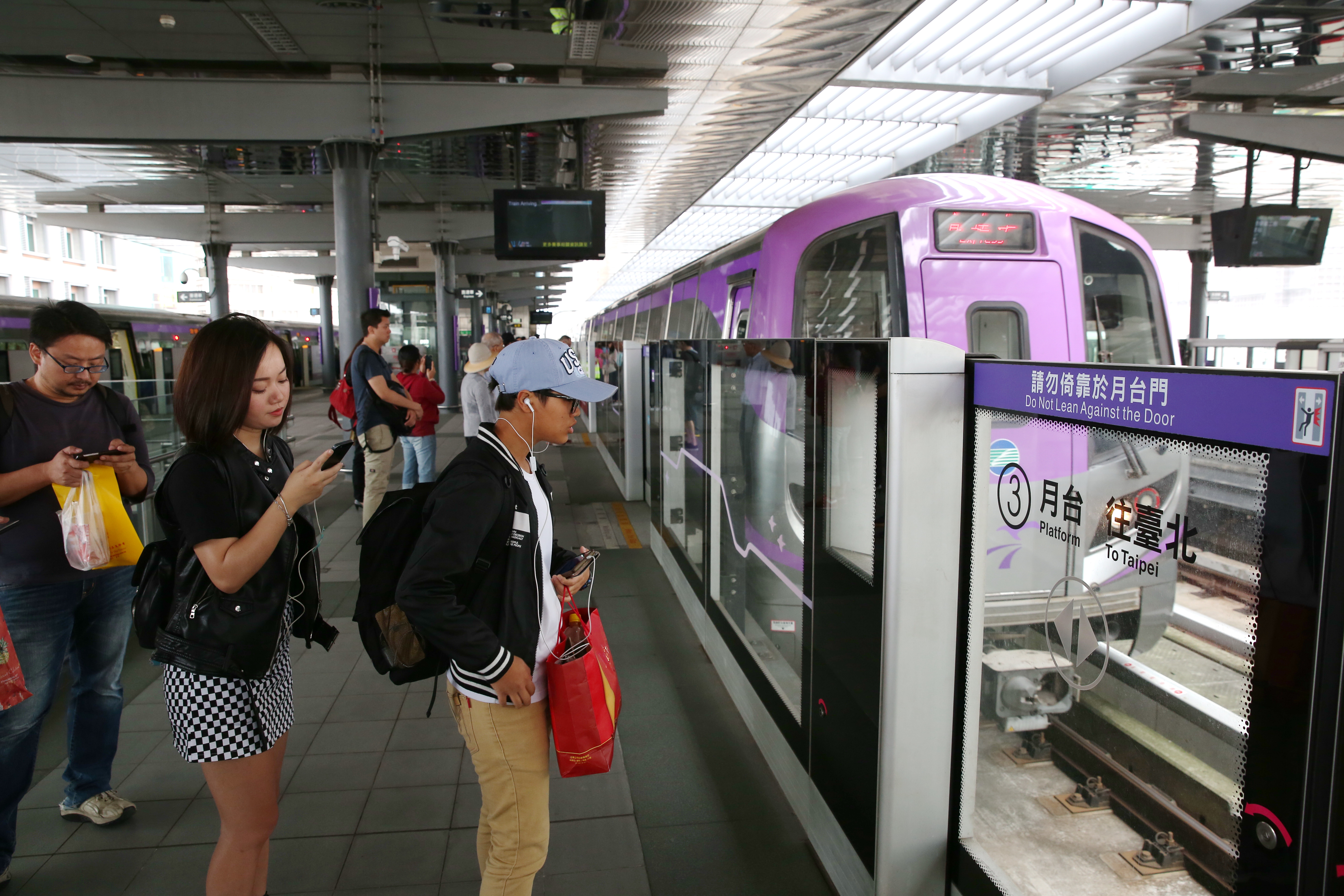 桃園捷運今日11時53分出現系統異常，導致部分列車一度停駛。（本刊資料照）