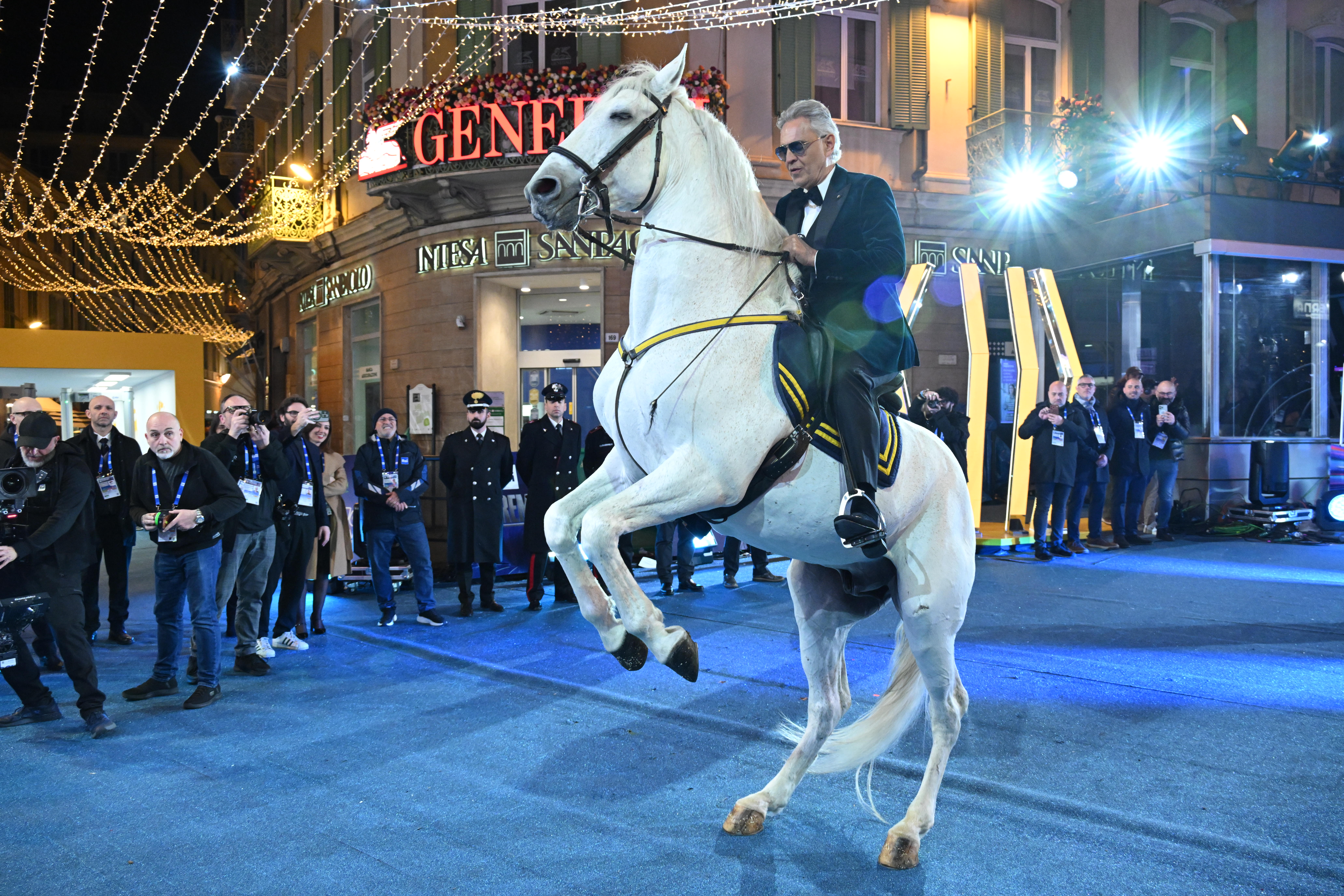 義大利男高音安德烈波伽利雖然看不見，但依然騎馬出席音樂比賽的評審，真的不輸給蕭煌奇。（東方IC）

