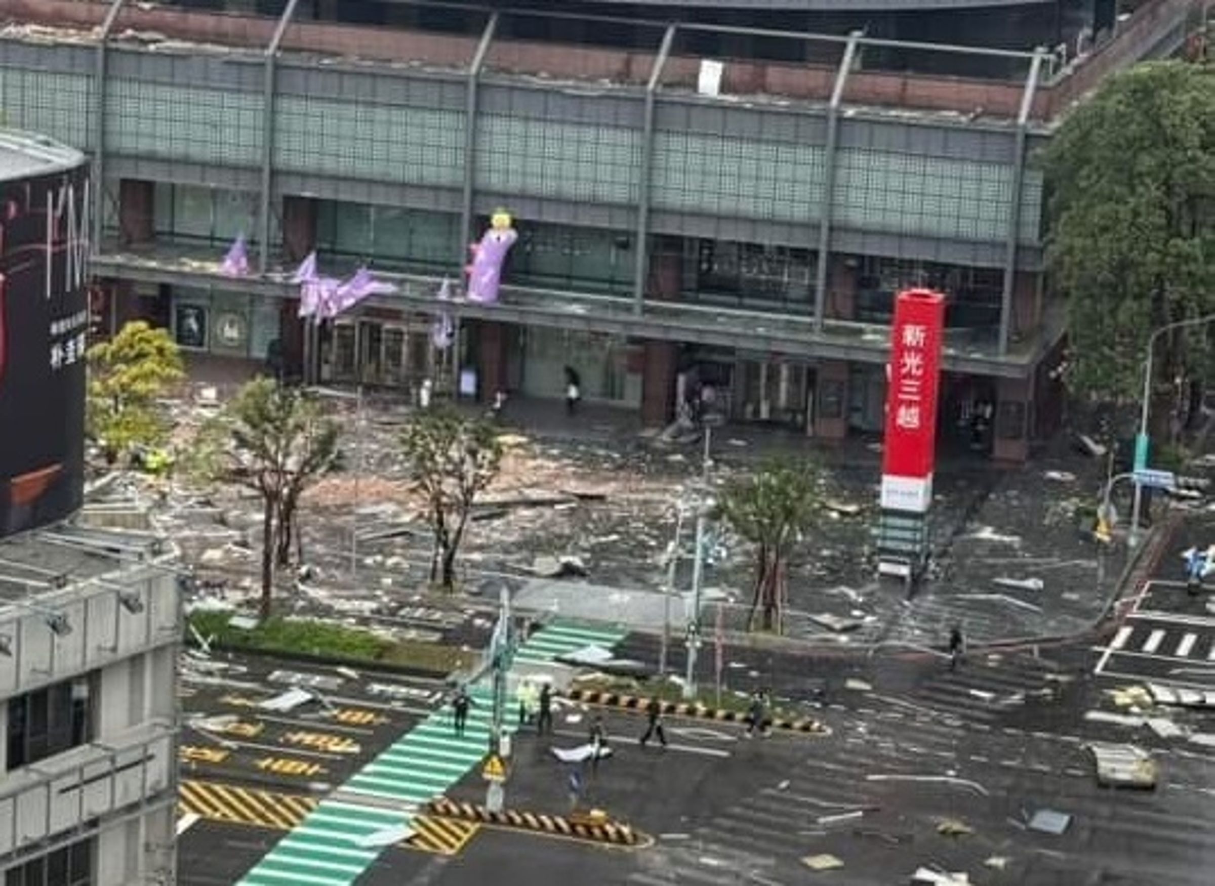 台中市新光三越今（13）日上午11時許發生氣爆，造成嚴重傷亡。（翻攝畫面）