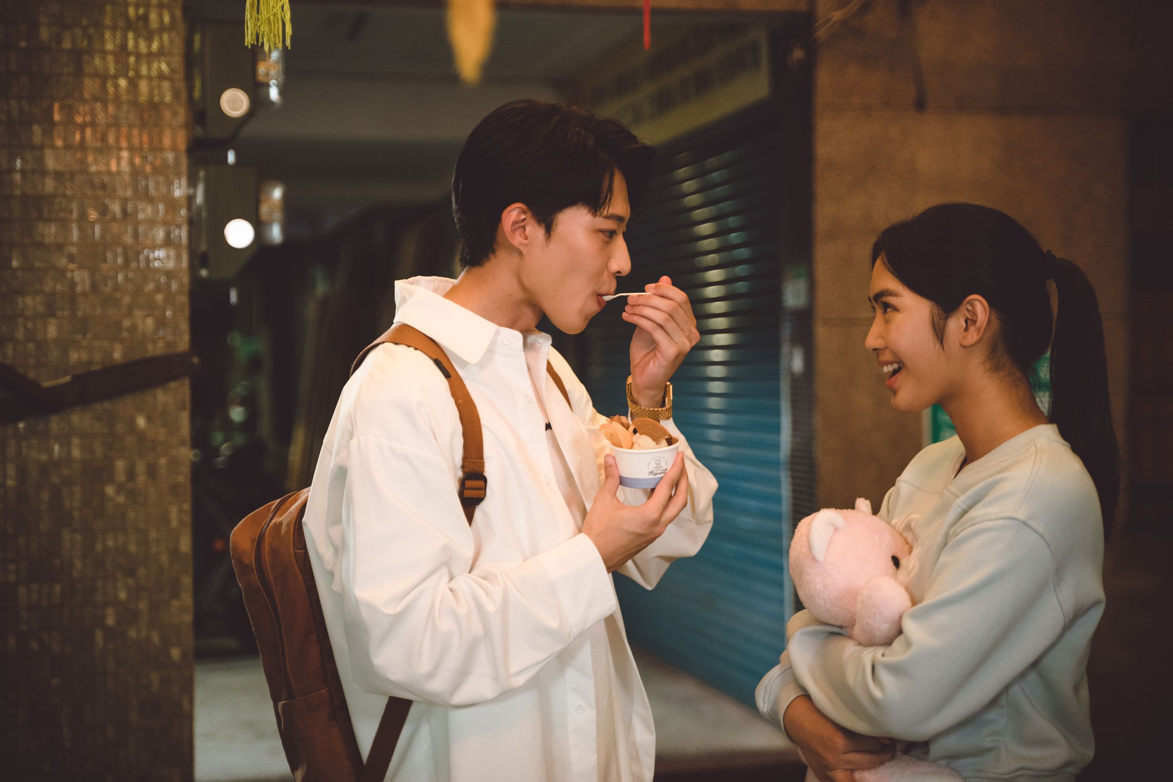 黃信赫和雷嘉汭甜蜜對視吃冰。(CATCHPLAY+提供)