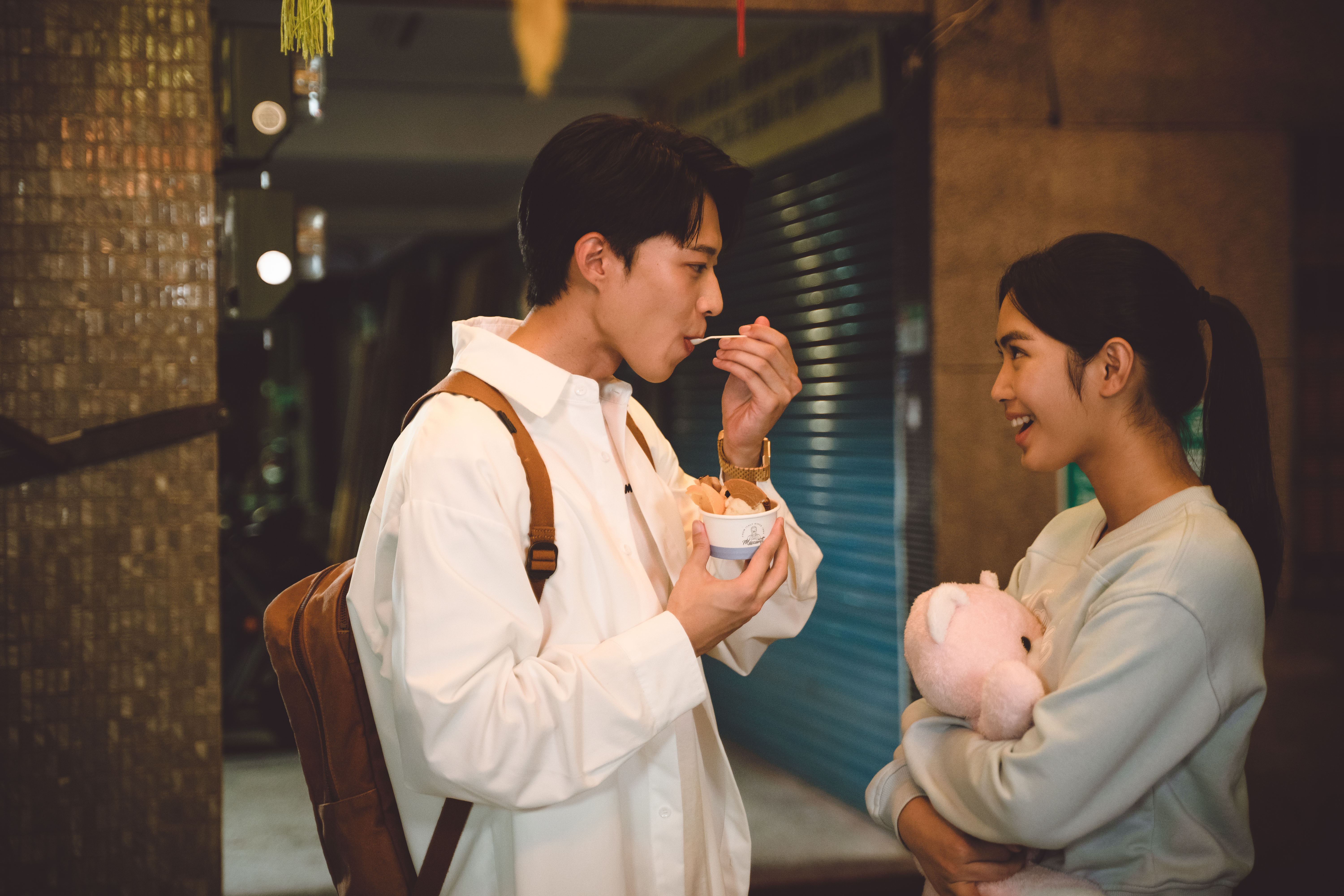 黃信赫和雷嘉汭甜蜜對視吃冰。（CATCHPLAY+提供）