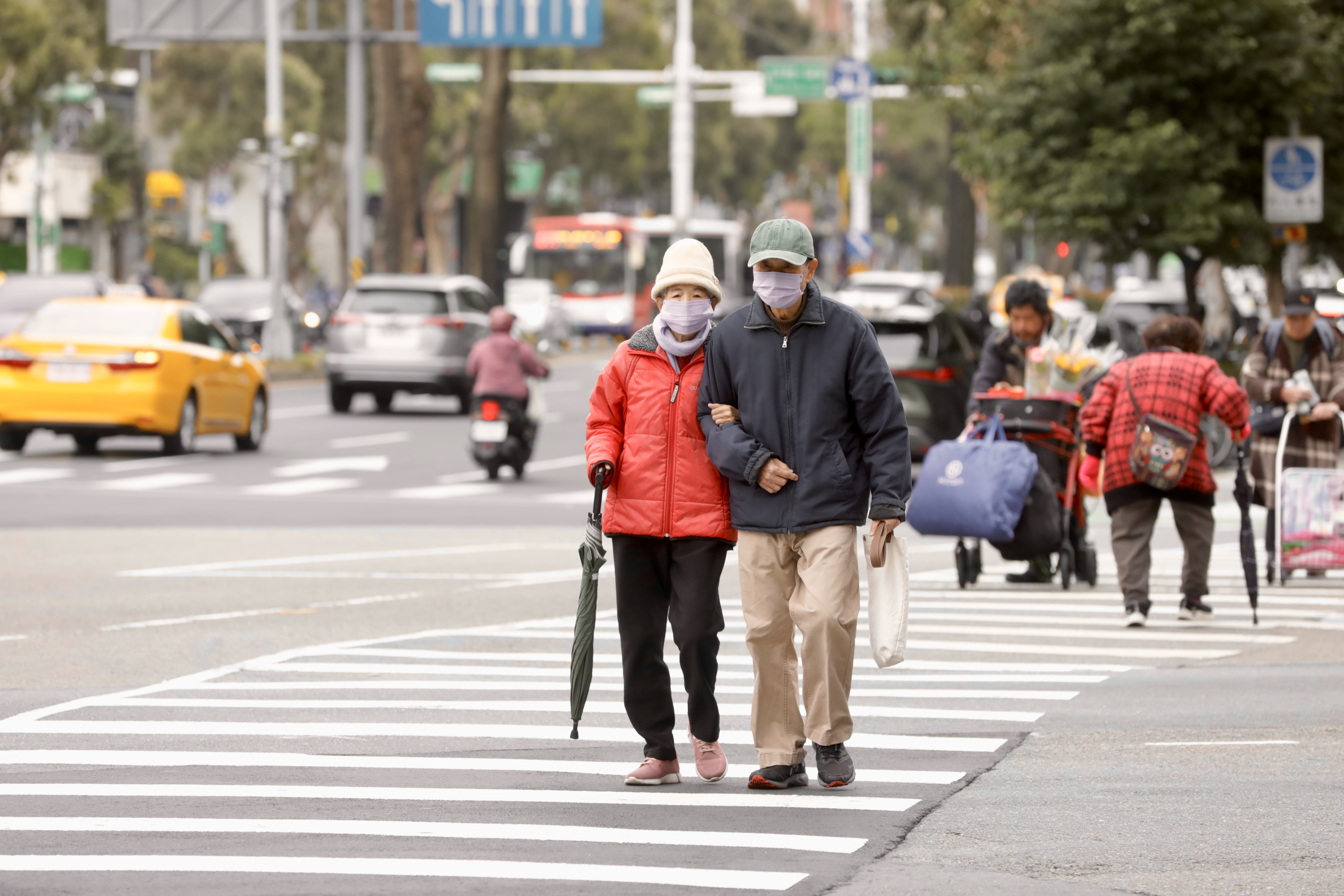 受東北季風影響，中央氣象署表示，今（27）日北台灣及東半部將出現明顯降雨，氣溫也呈現早晚偏涼、白天稍增溫的型態。