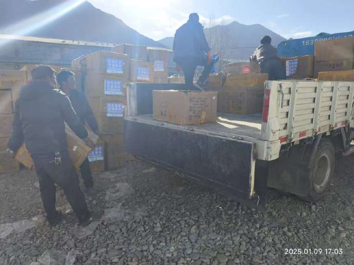 西藏日喀則發生強震，造成100多人罹難的悲劇，各界不斷湧入物資。（翻攝自微博）