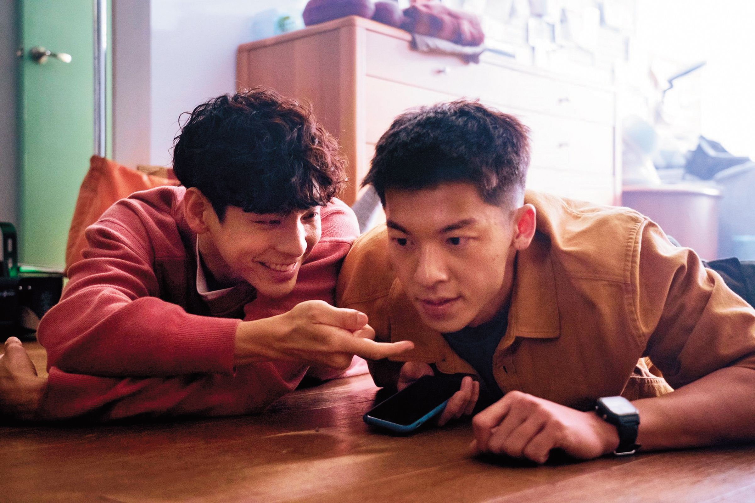 林柏宏(左)和許光漢(右)主演《關於我和鬼變成家人的那件事》以類型片入圍8項大獎,證明金馬獎海納百川的深廣。(金盞花大影業提供)