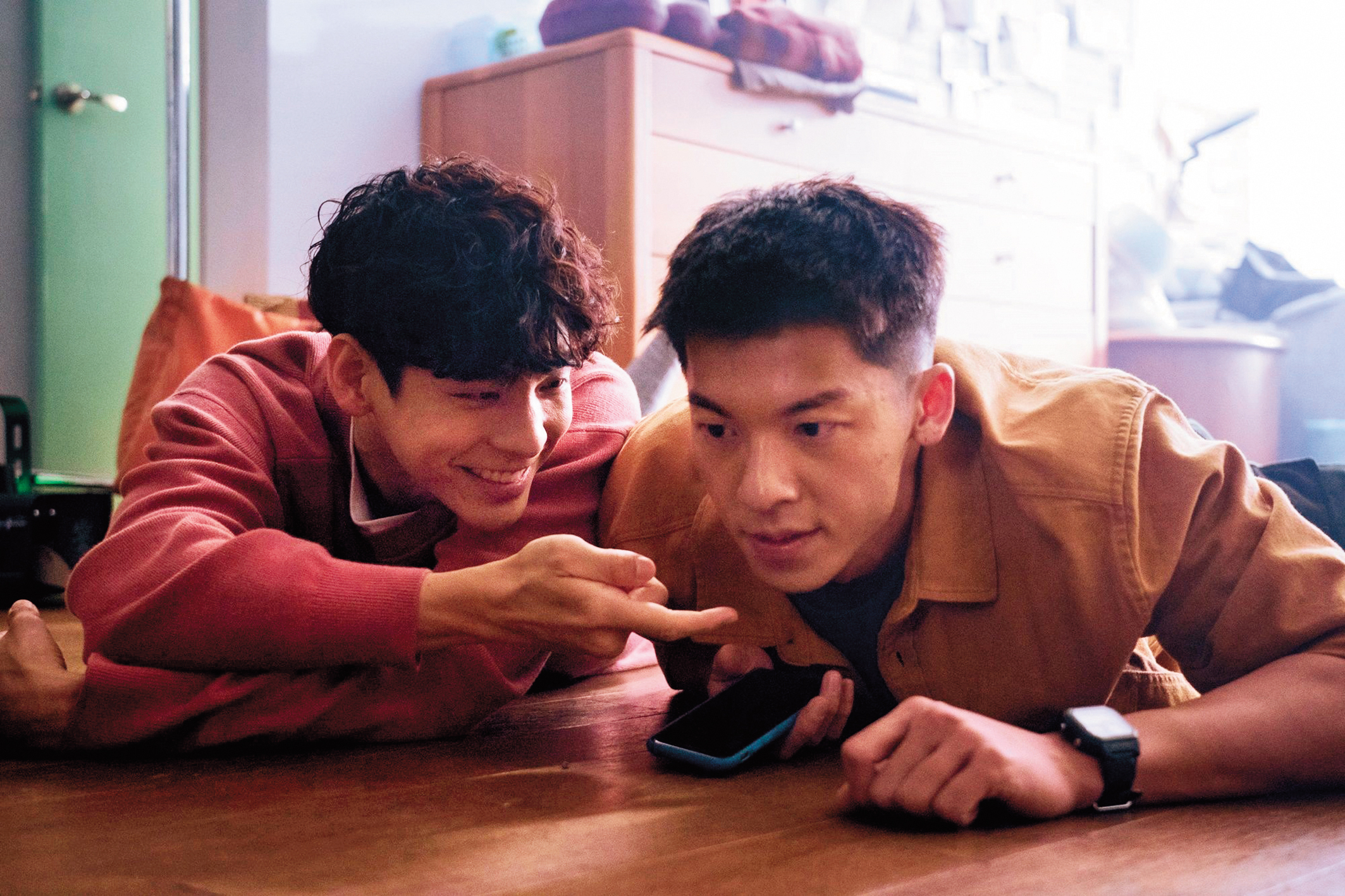 	林柏宏（左）和許光漢（右）主演《關於我和鬼變成家人的那件事》以類型片入圍8項大獎，證明金馬獎海納百川的深廣。（金盞花大影業提供）